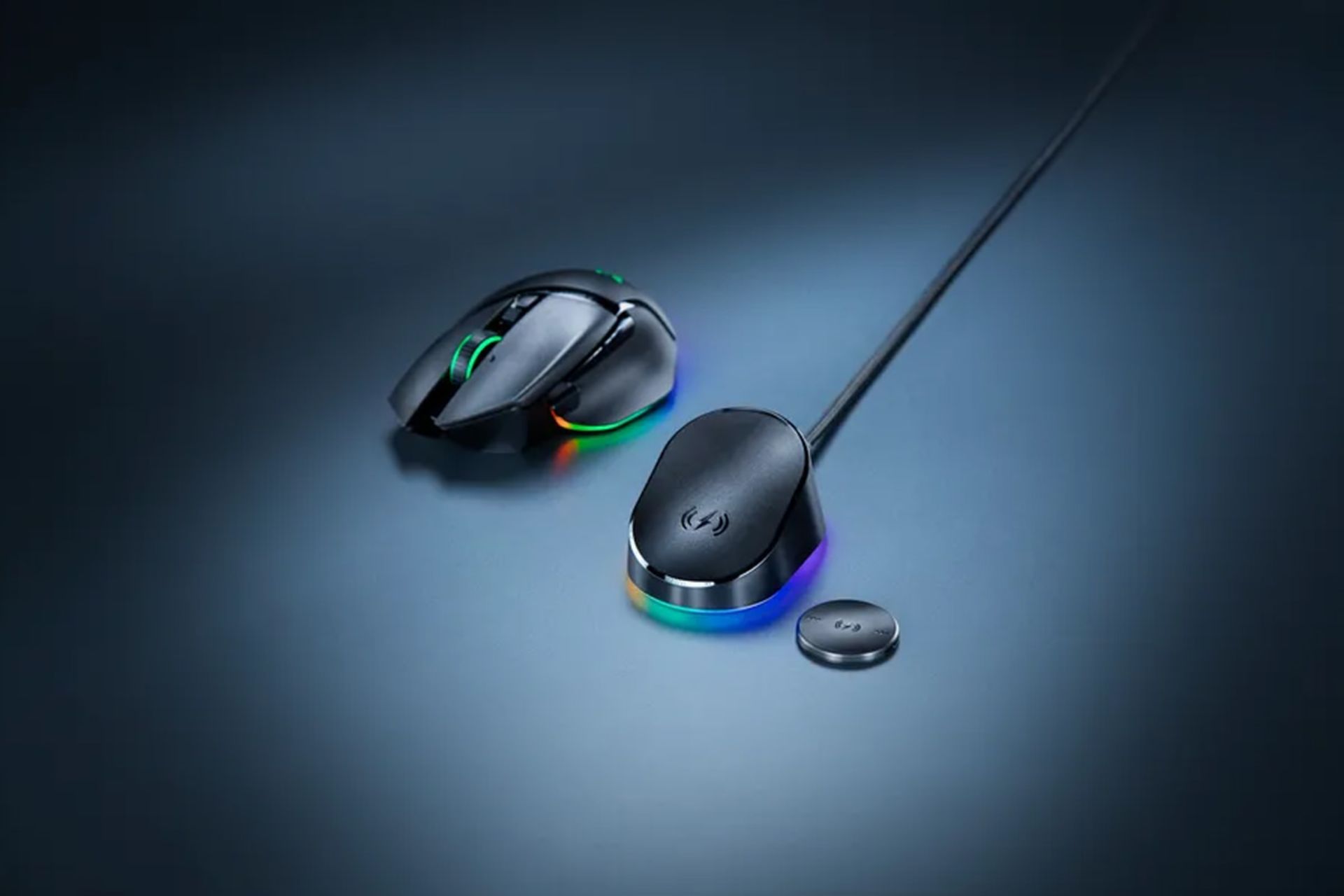 ماوس ریزر Basilisk V3 Pro در کنار داک شارژ بی سیم