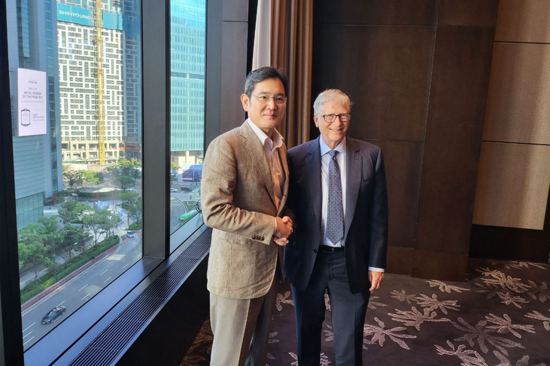 لی جائه یونگ نایب رئیس سامسونگ در کنار بیل گیتس Bill Gates