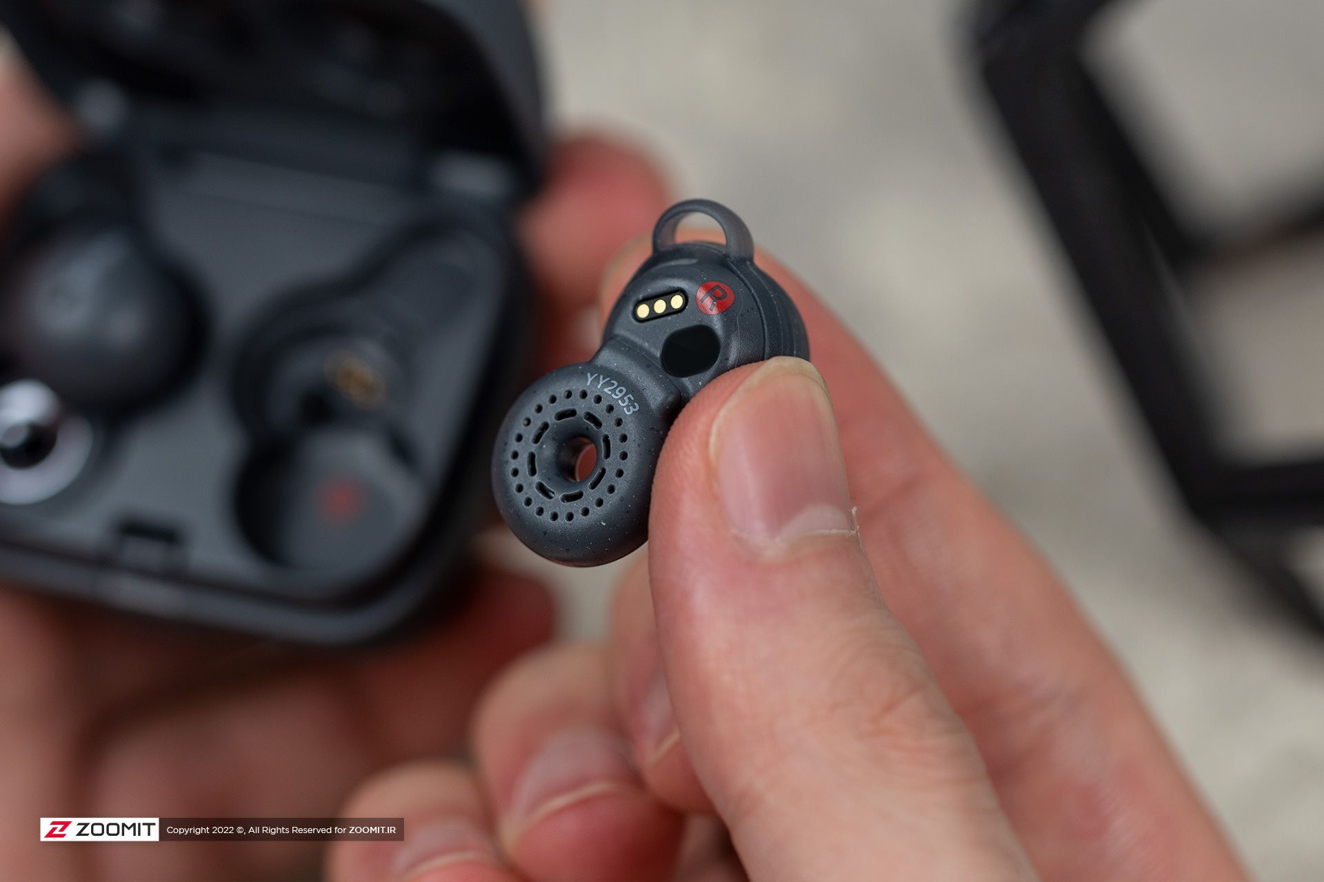 هدفون سونی لینک‌بادز در دست / Sony Linkbuds in hand