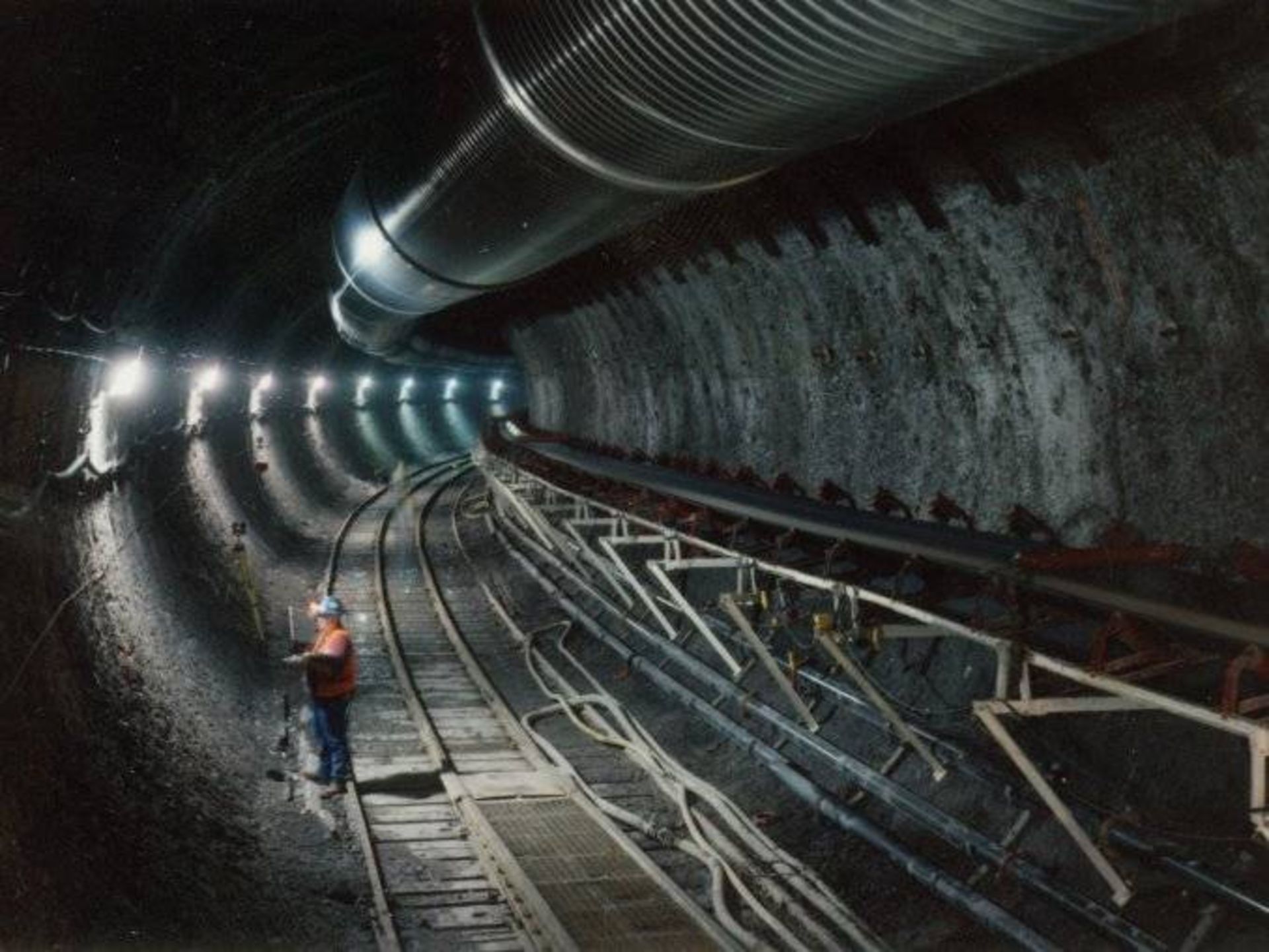 تونلی در کوه یوکا / tunnel in Yucca Mountain