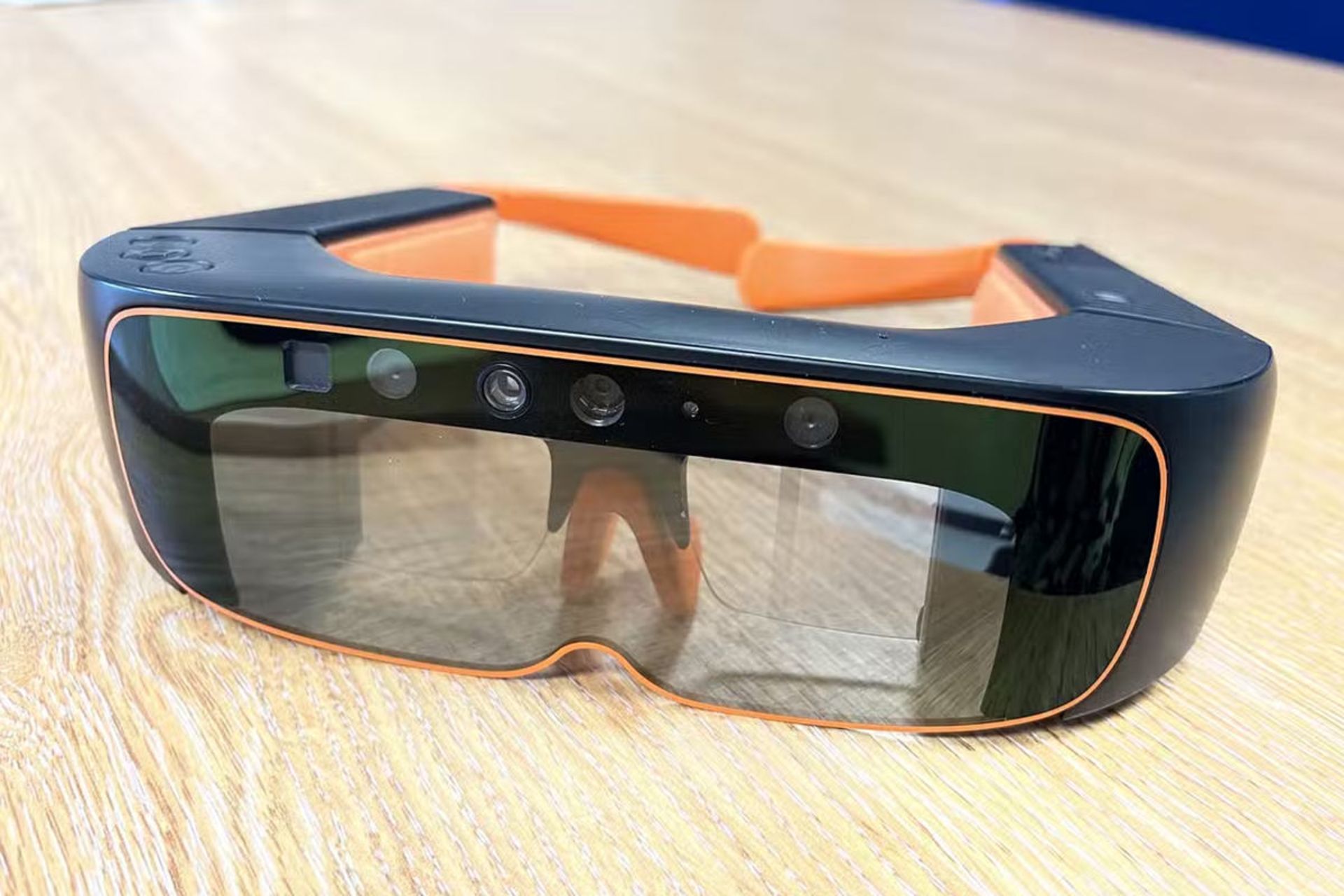 عینک هوشمند بریتانیا از نمای جلو