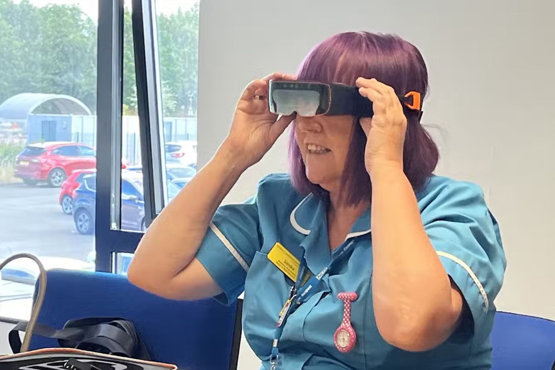 عینک هوشمند سرویس سلامت بریتانیا روی چشم یک زن پرستار