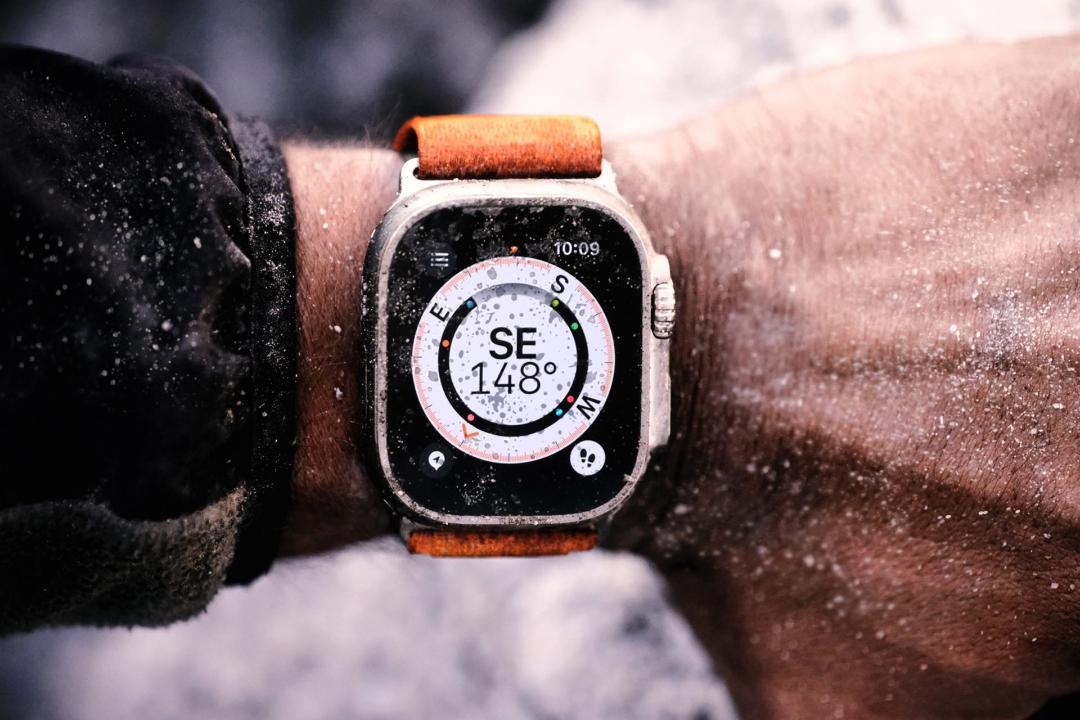 ساعت اپل واچ اولترا الترا روی دست چپ Apple Watch Ultra