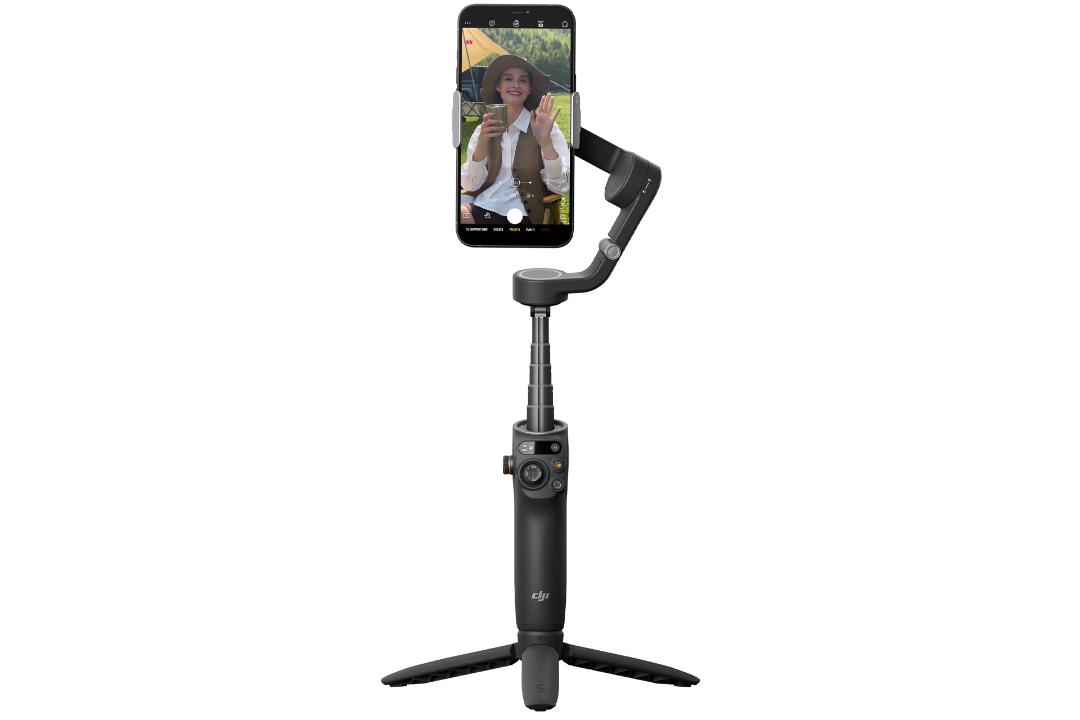 گیمبال DJI Osmo Mobile 6 از نمای جلو حالت عمودی