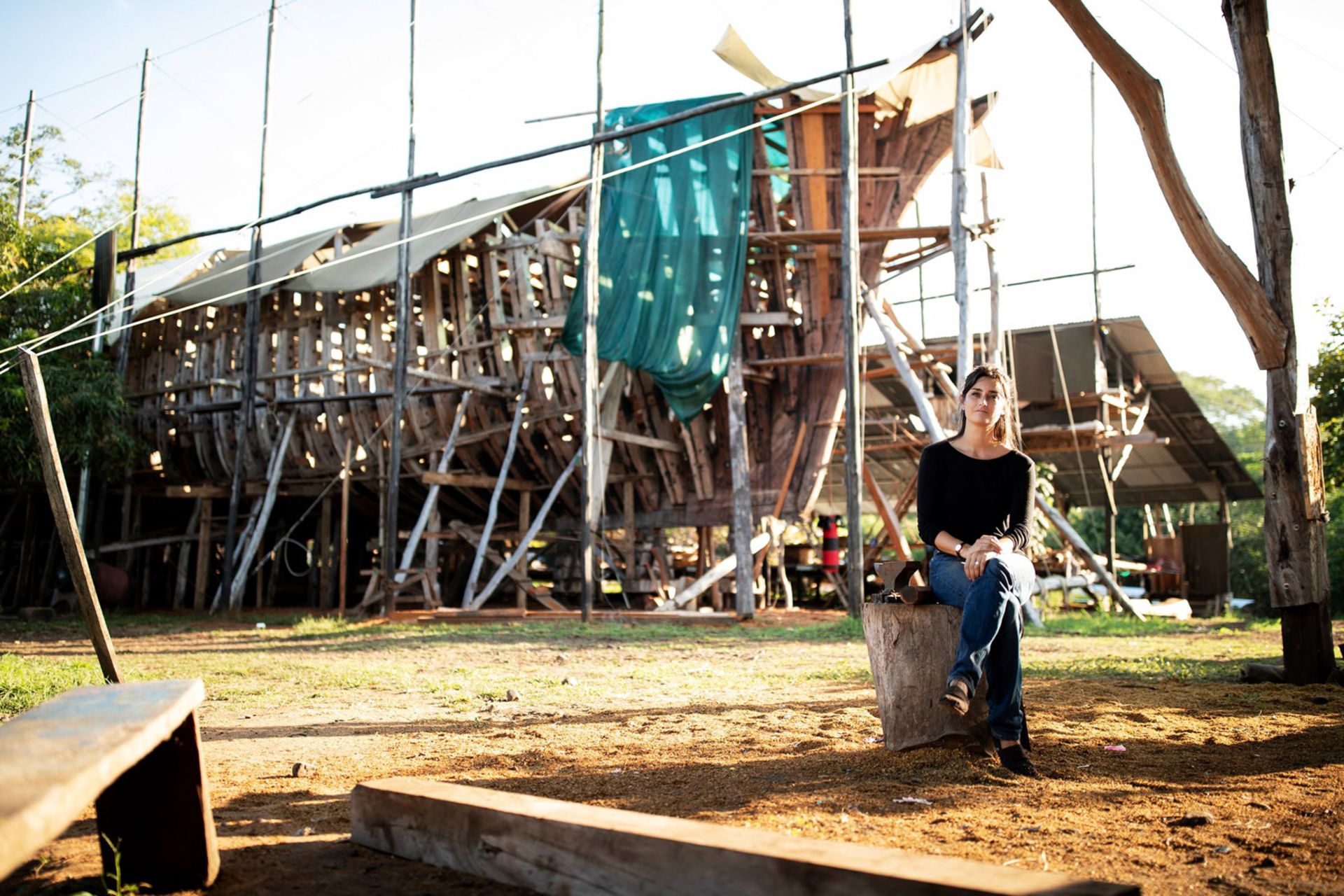 دوژت در کنار کشتی سیبا