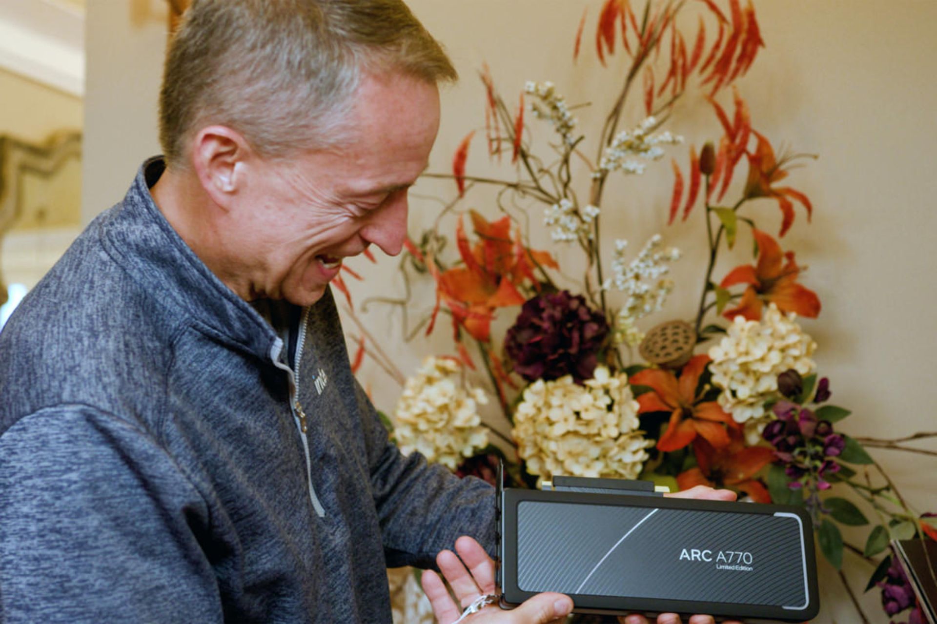 کارت گرافیک Intel A770 در دست پت گلسینگر Pat Gelsinger