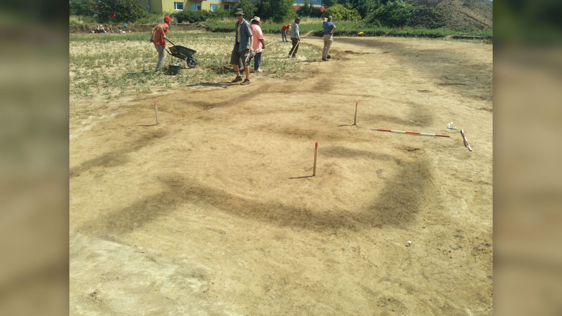 باستان‌شناسان در حال حفاری