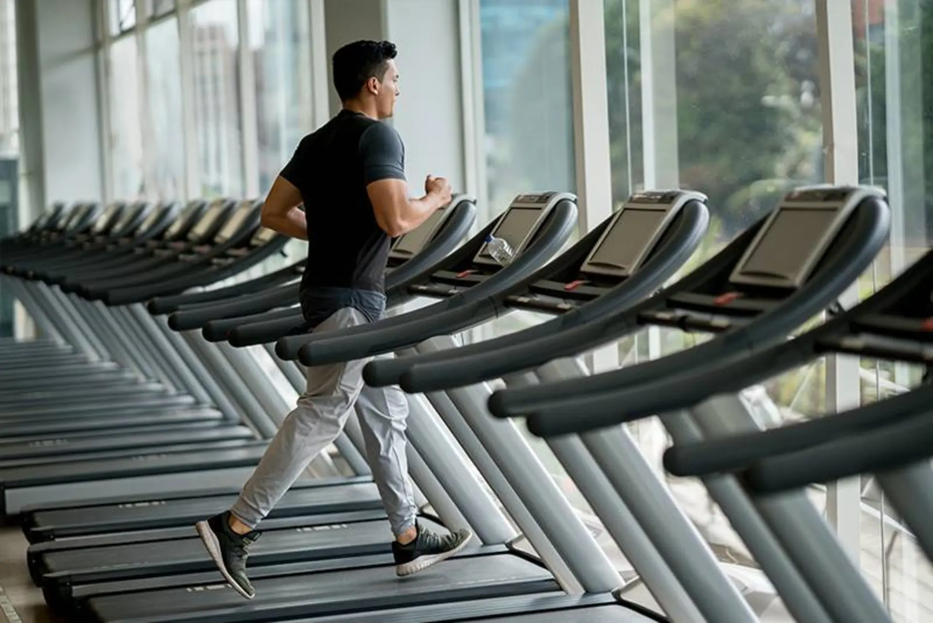 دویدن روی تردمیل / running on treadmill