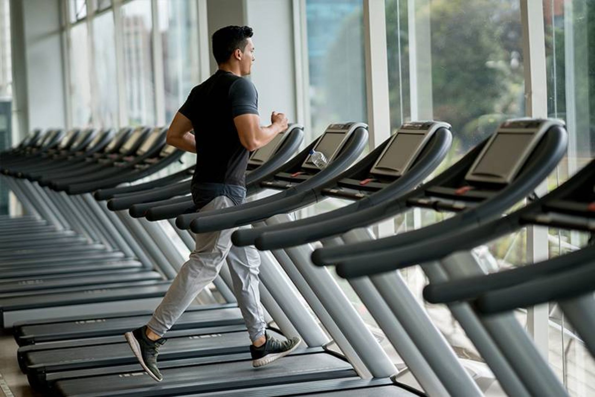 دویدن روی تردمیل / running on treadmill