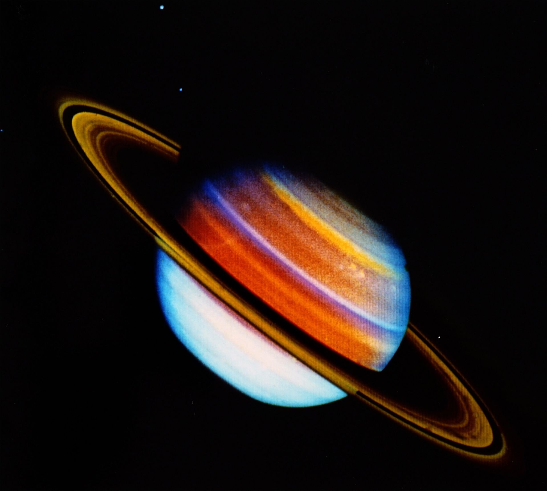 سیاره زحل از نگاه وویجر ۱