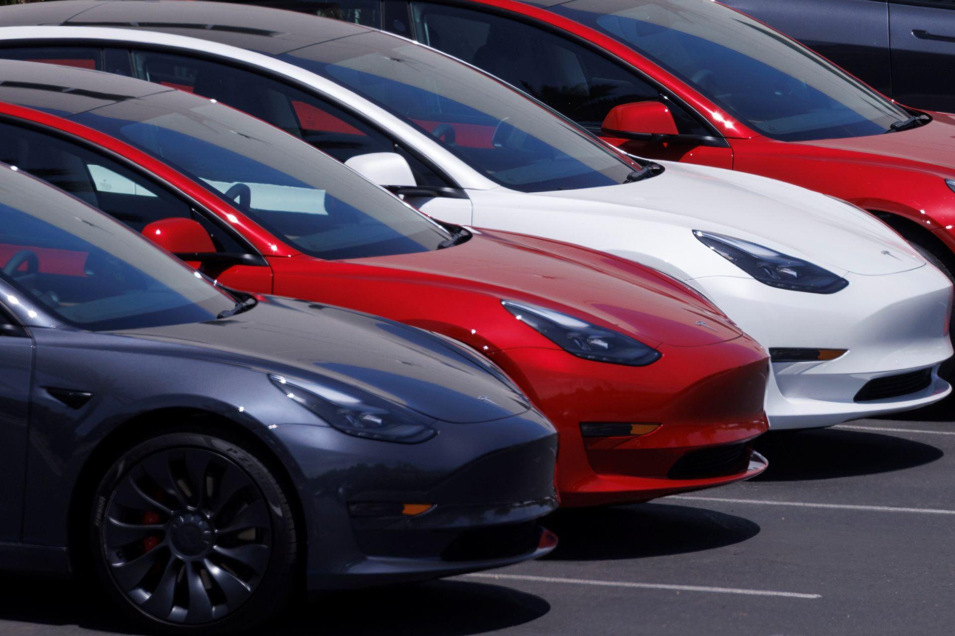 چند خودرو ماشین تسلا Tesla در رنگ های مختلف از نمای جلو روز روشن