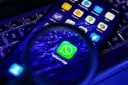 آیکون لوگو واتساپ WhatsApp واتس اپ در آیفون با ذره بین