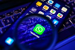 آیکون لوگو واتساپ WhatsApp واتس اپ در آیفون با ذره بین