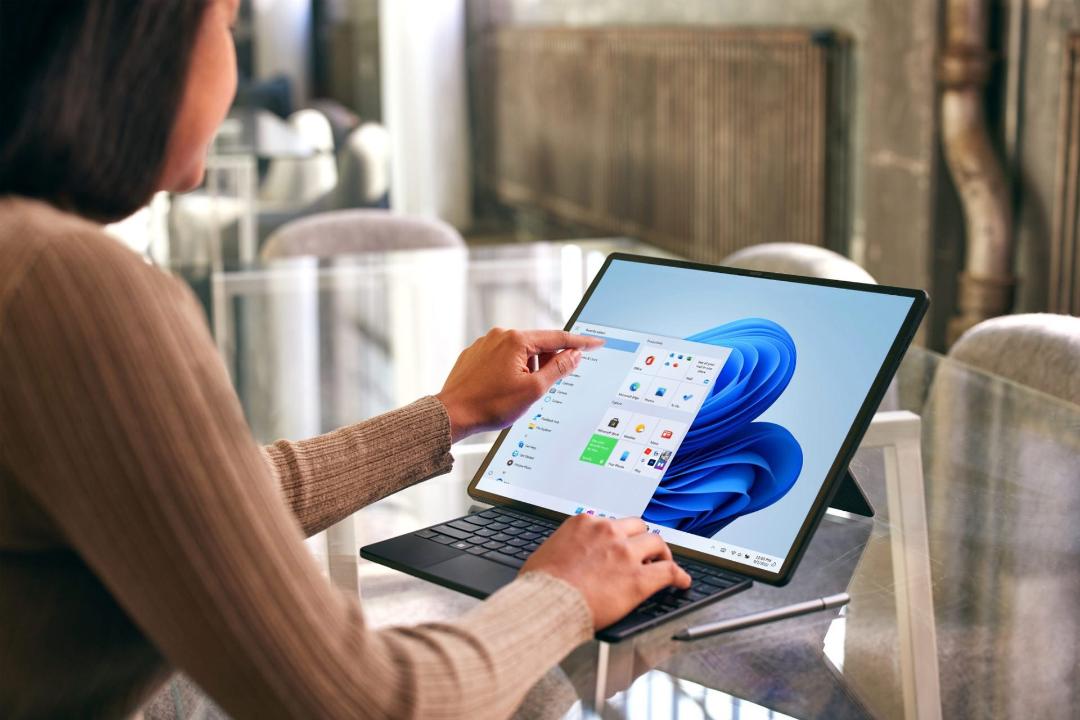 کار با لپ تاپ تاشدنی لنوو Lenovo Thinkpad X1 Fold 16