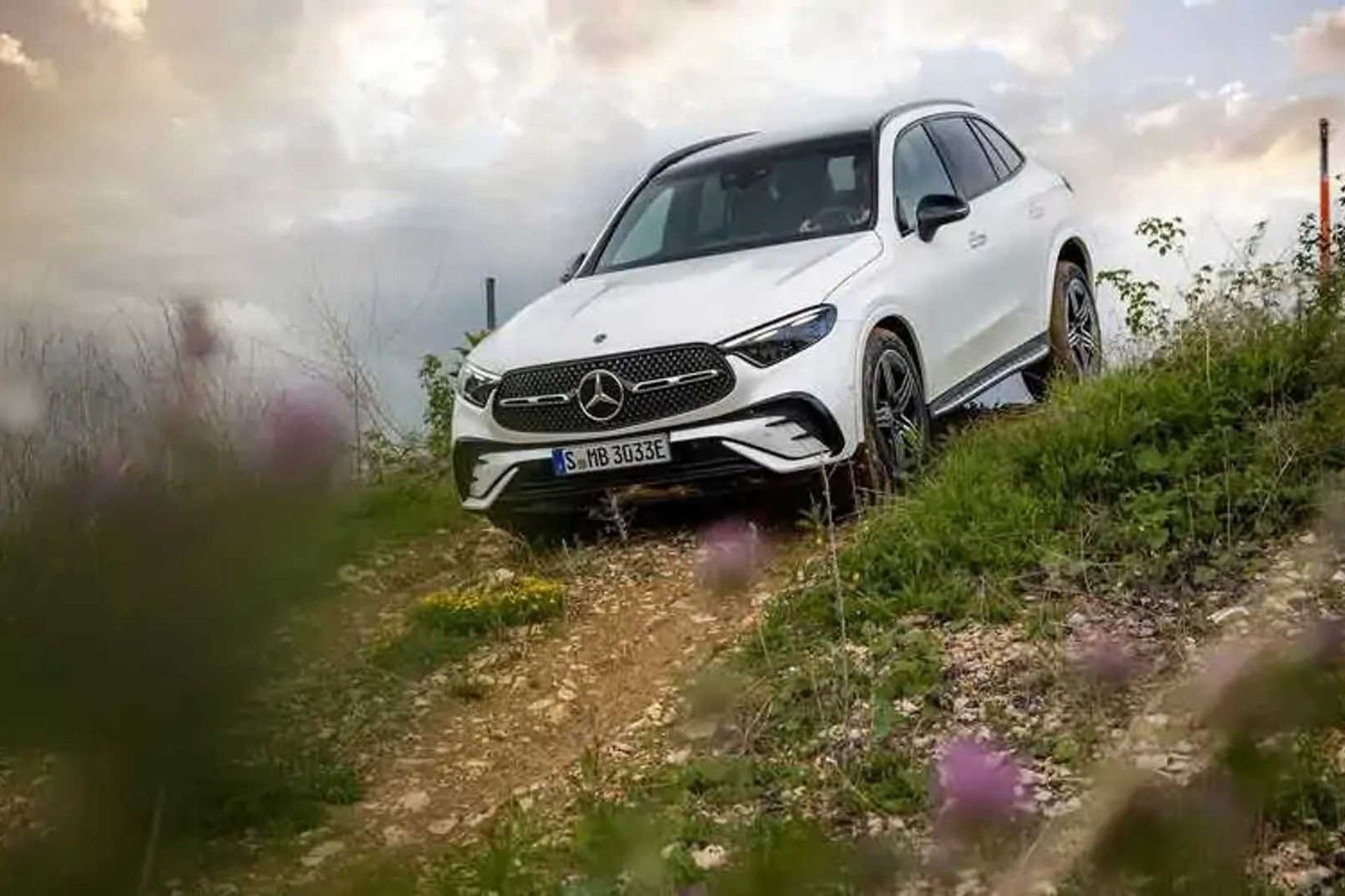 نمای سه‌چهارم جلو خودرو مرسدس بنز GLC 2022