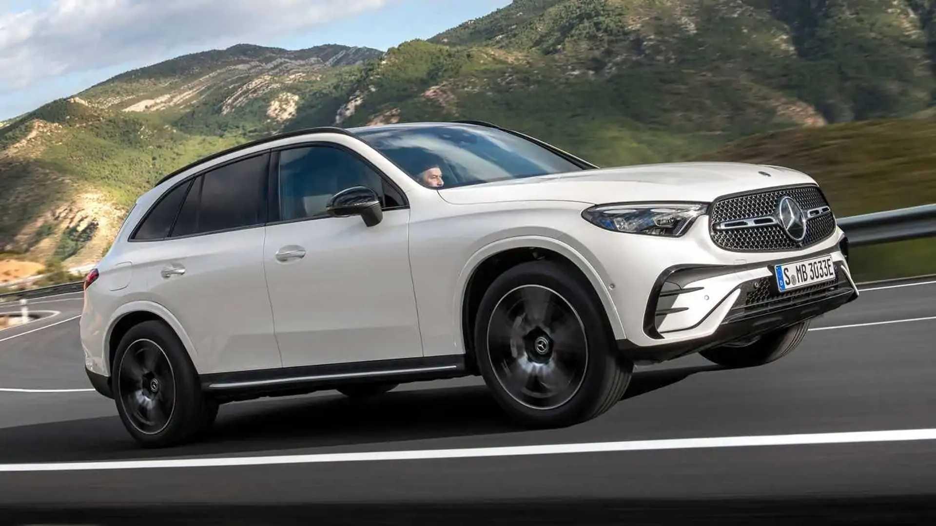 نمای سه‌چهارم جلو خودرو مرسدس بنز GLC 2022