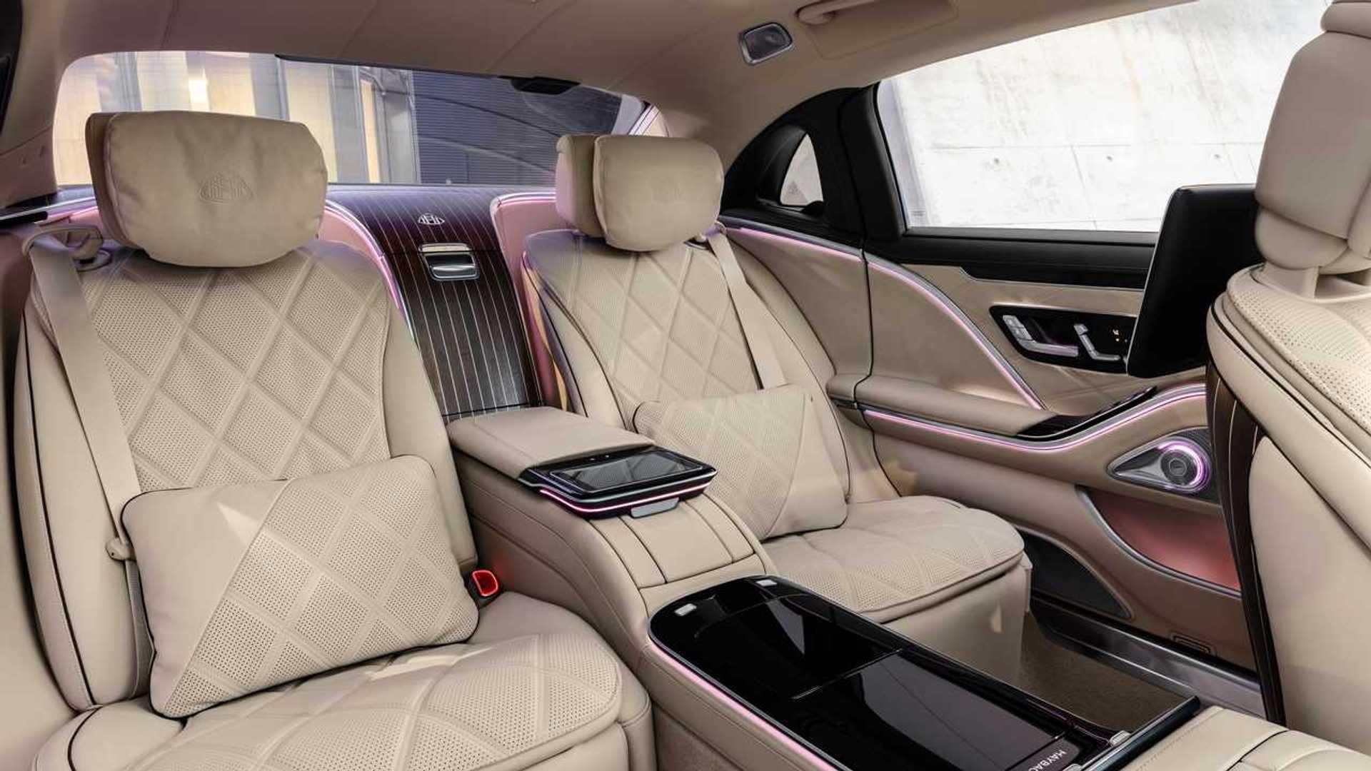 صندلی‌های عقب کابین مرسدس‌ بنز S680 سدان
