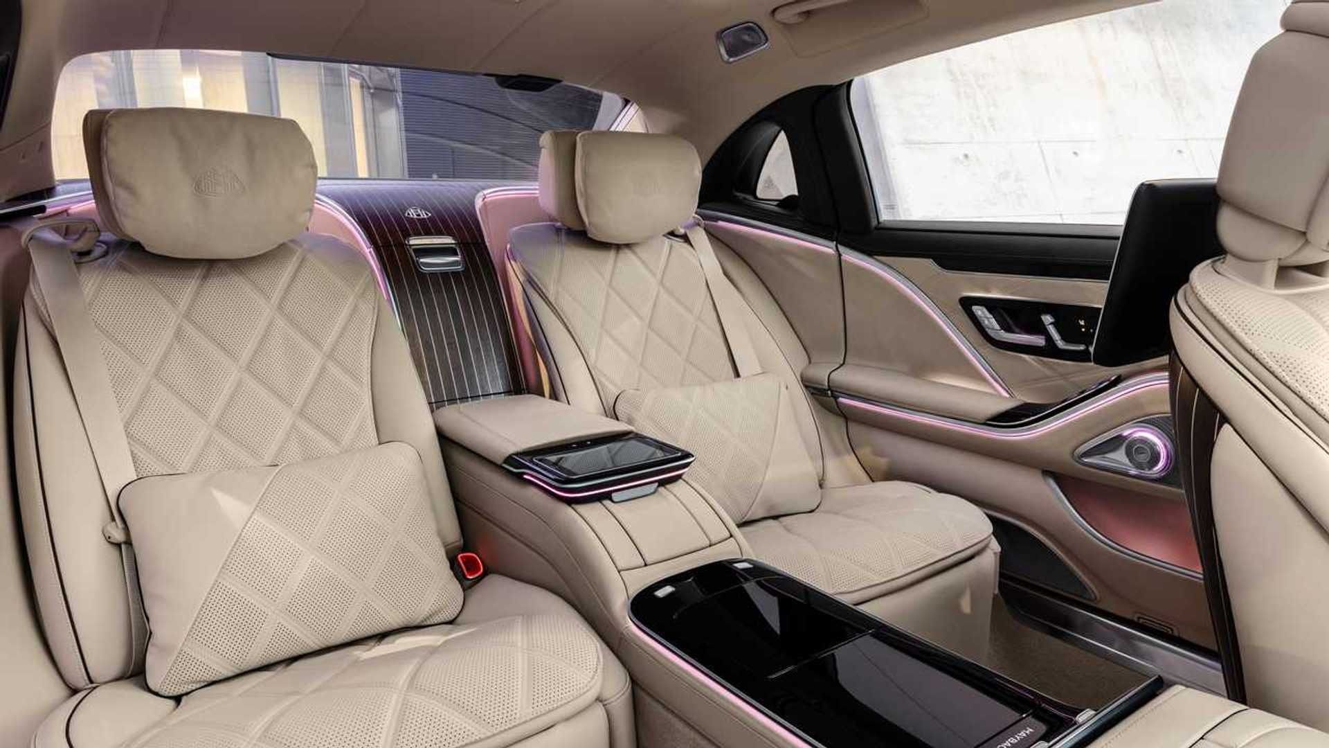 صندلی‌های عقب کابین مرسدس‌ بنز S680 سدان