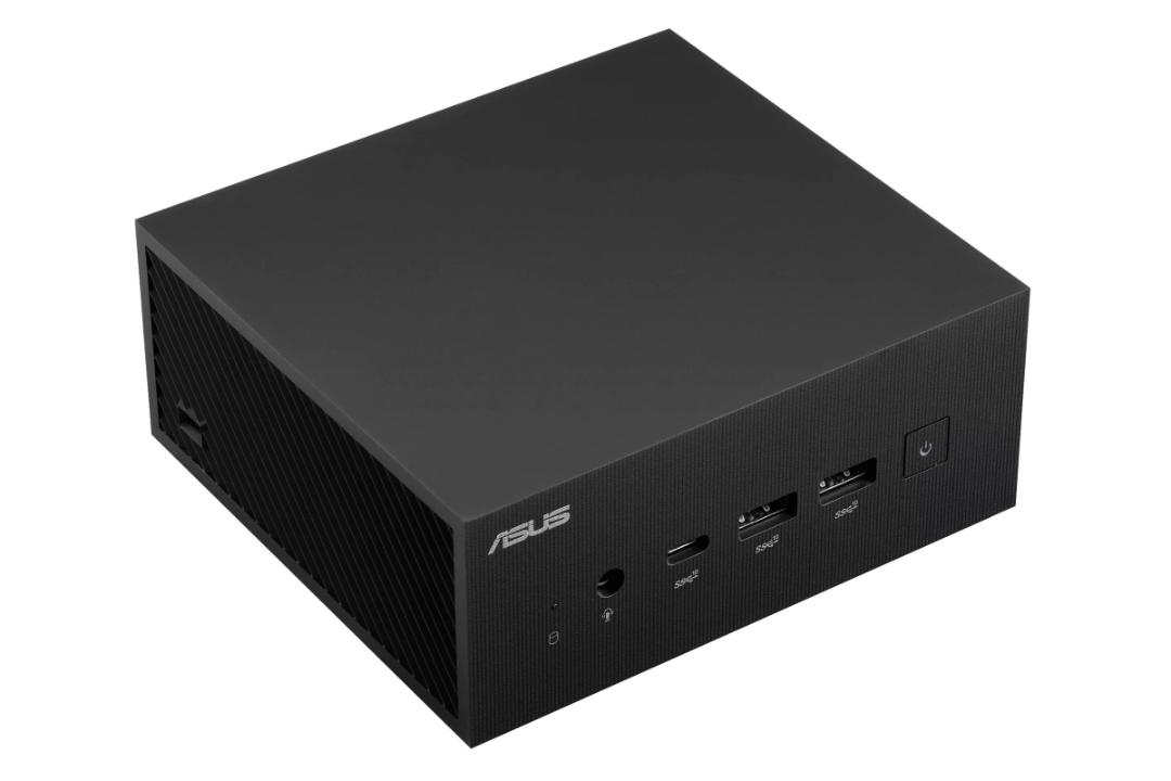 نیمرخ چپ Mini PC ایسوس ASUS PN64 و نمایش پورت‌ها و خروجی هوای سمت چپ