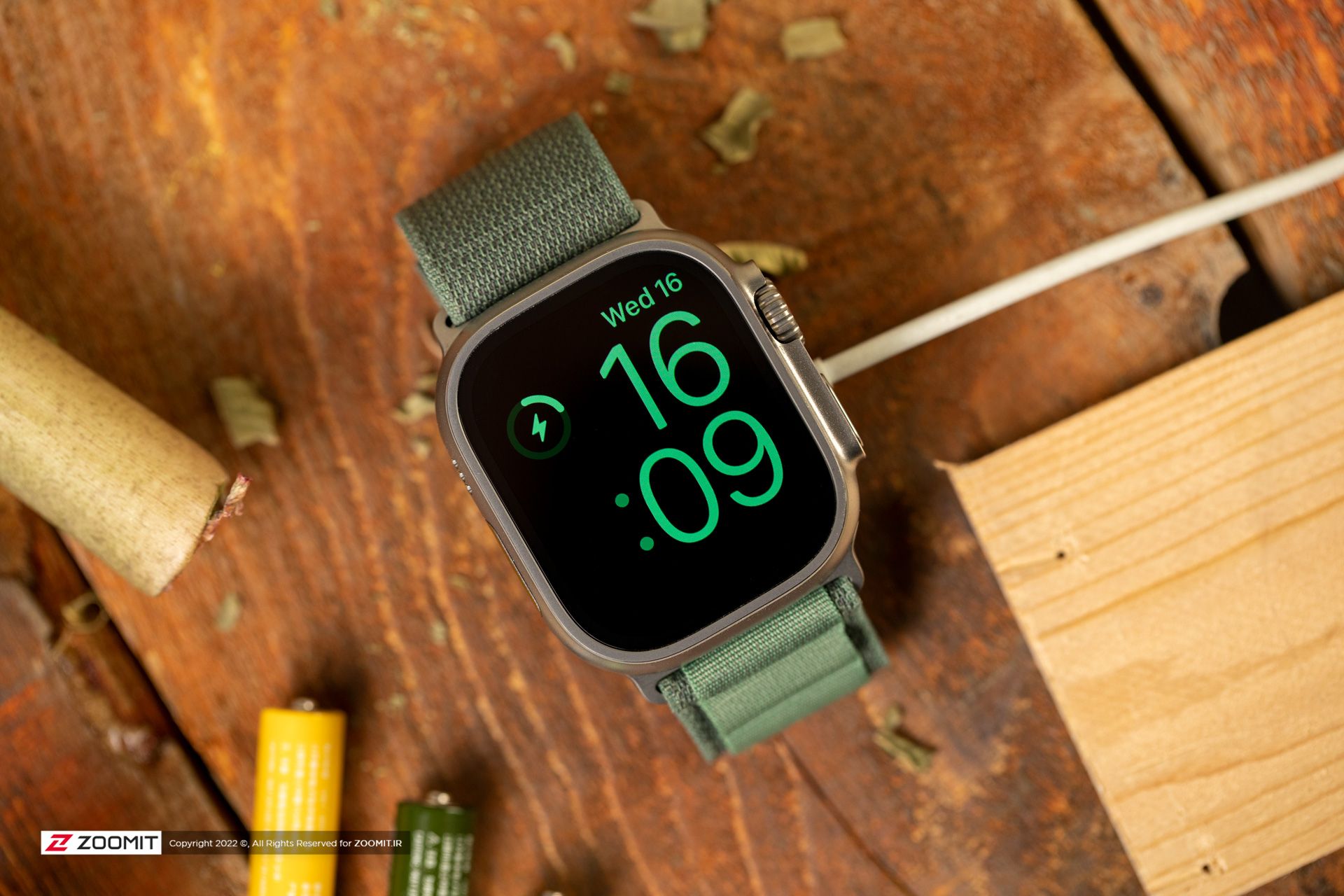 ساعت هوشمند اپل واچ اولترا / Apple Watch Ultra حین شارژ