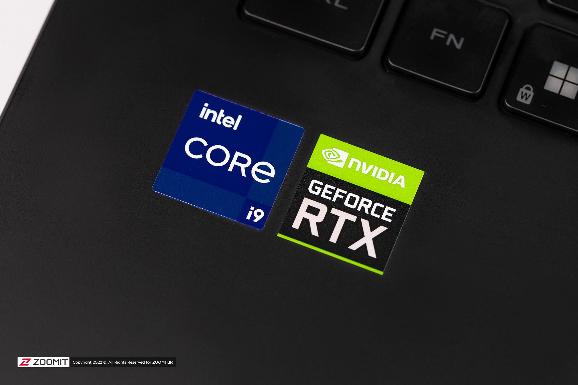 برچسب اینتل و انویدیا روی لپ تاپ ایسوس ASUS ROG Strix Scar 15 2022