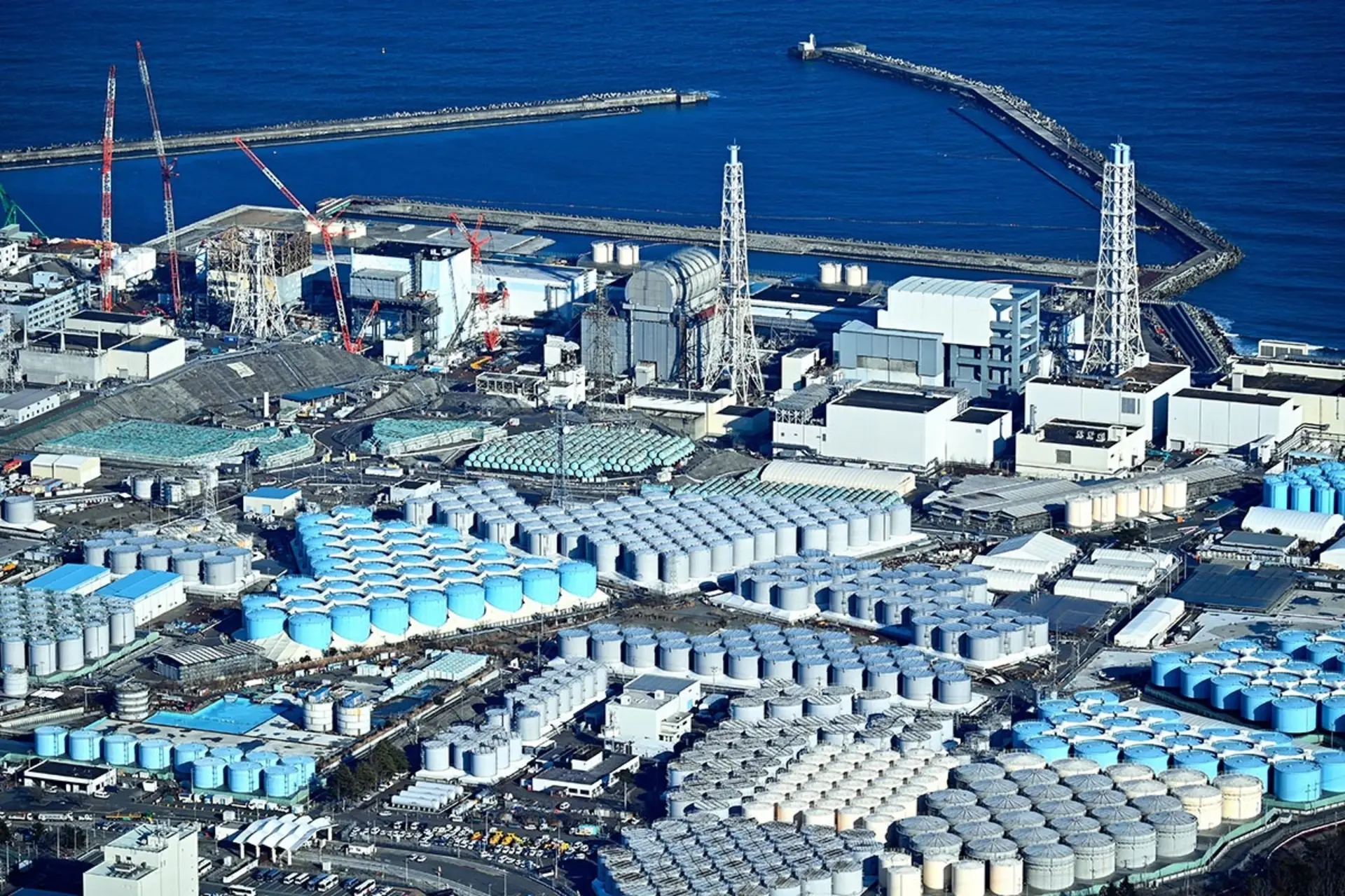 ژاپن در آستانه تخلیه آب رادیواکتیو در اقیانوس؛ کارشناسان می‌گویند جای نگرانی نیست