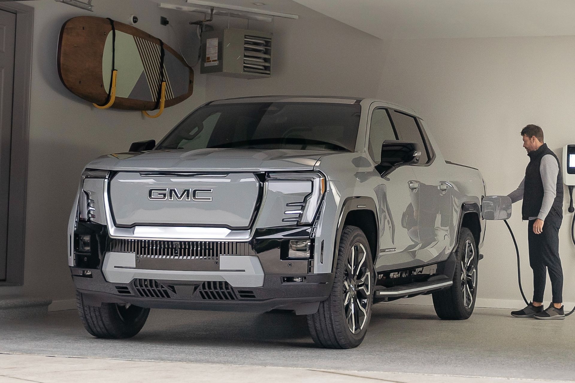 نمای سه‌چهارم جلو خودرو GMC Sierra EV درحال شارژ