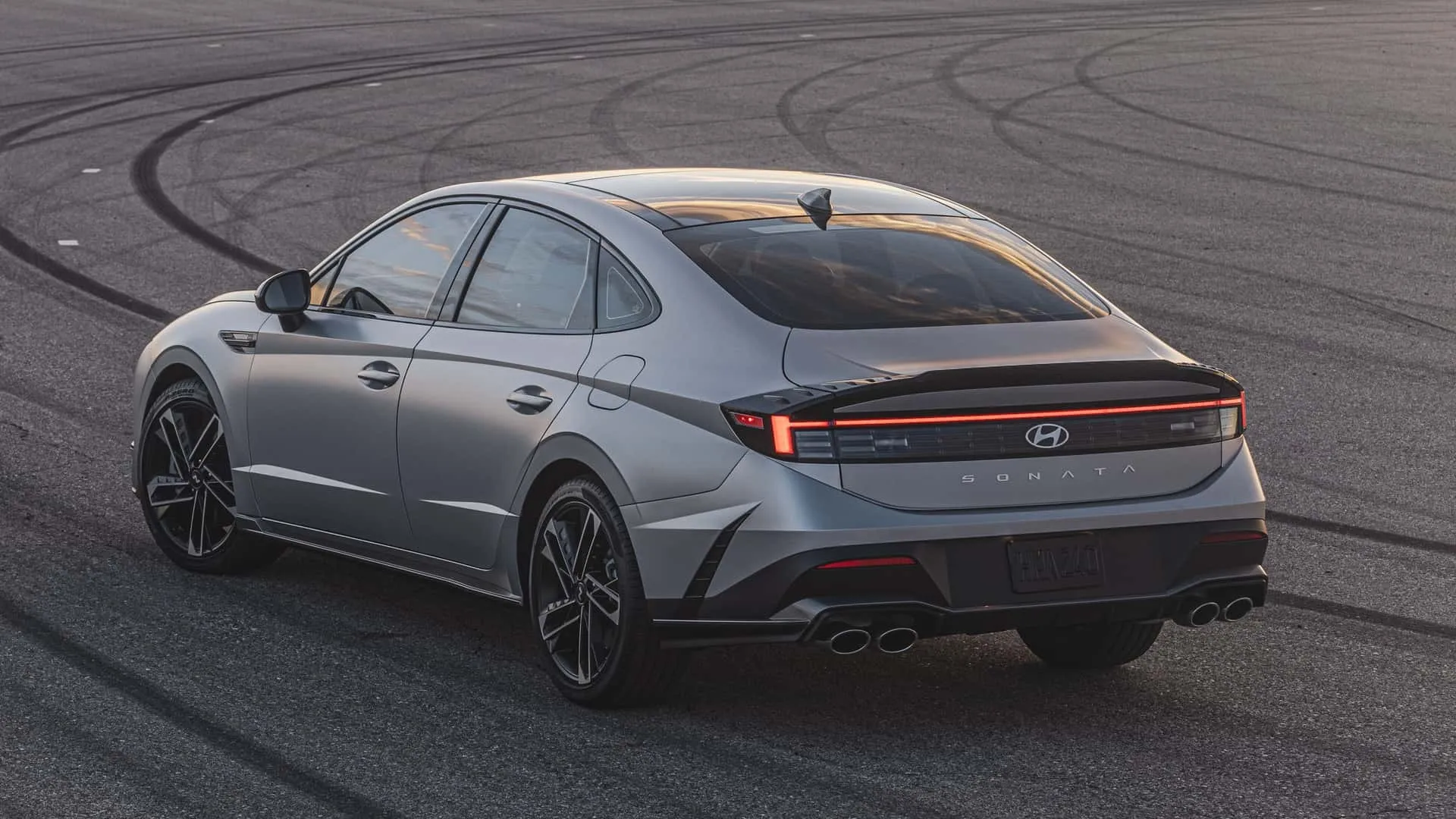 نمای سه‌چهارم عقب خودرو هیوندای سوناتا ۲۰۲۵