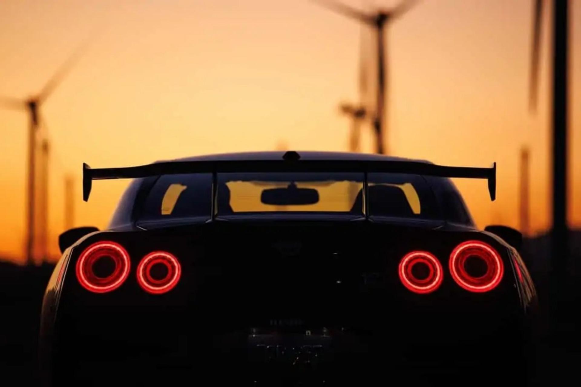 نمای عقب چراغ‌های نیسان GT-R در غروب خورشید