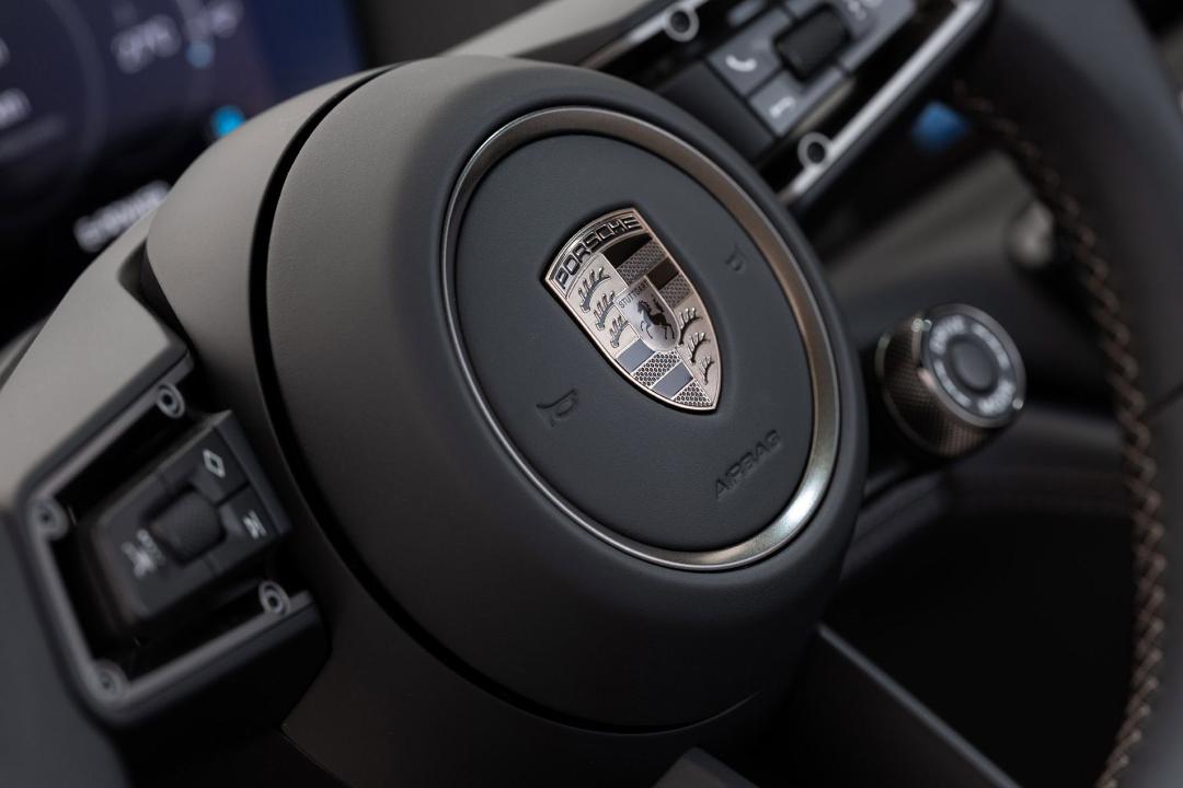 فرمان خودرو پورشه پانامرا ۲۰۲۴ با آرم فلزی پورشه