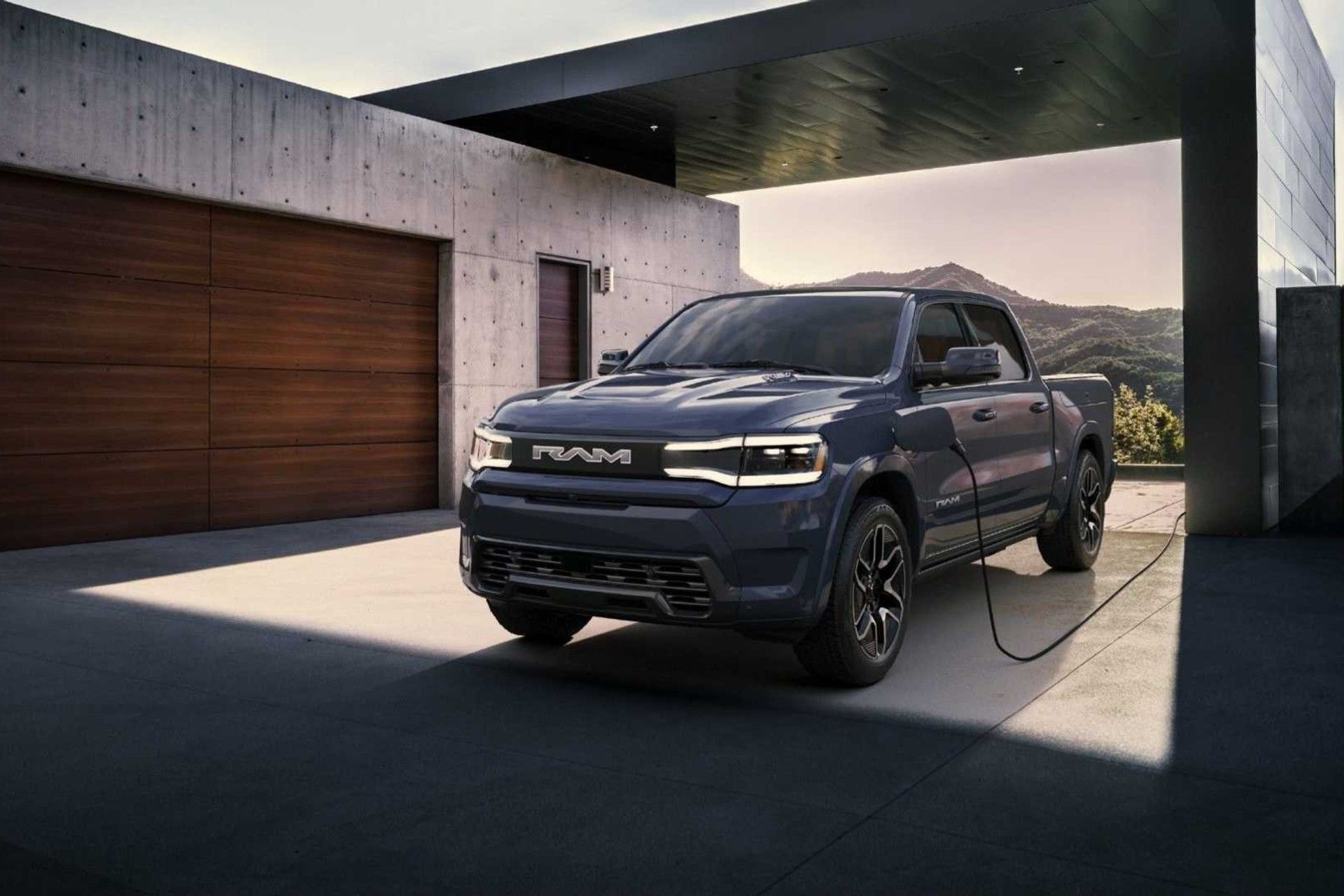 نمای سه‌چهارم جلو خودرو وانت برقی رم