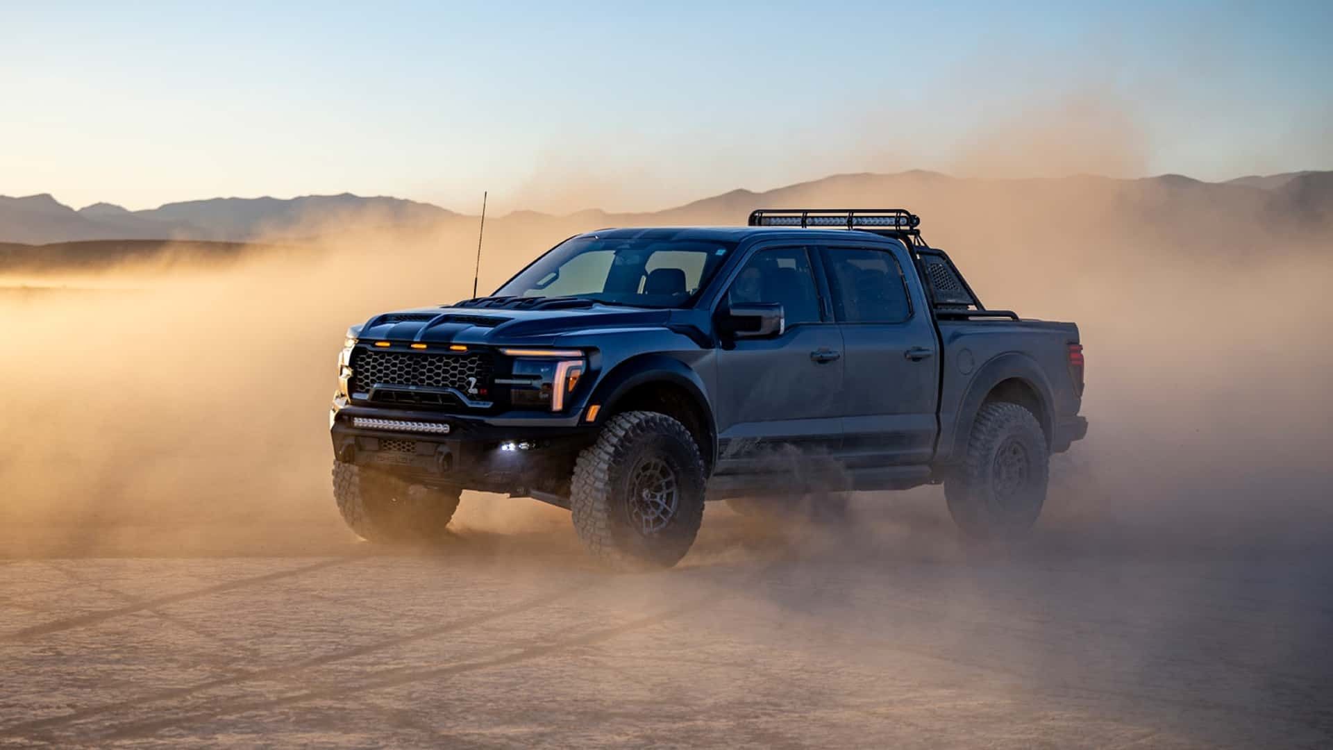 نمای سه‌چهارم جلو خودرو فورد F-150 شلبی رپتور Baja