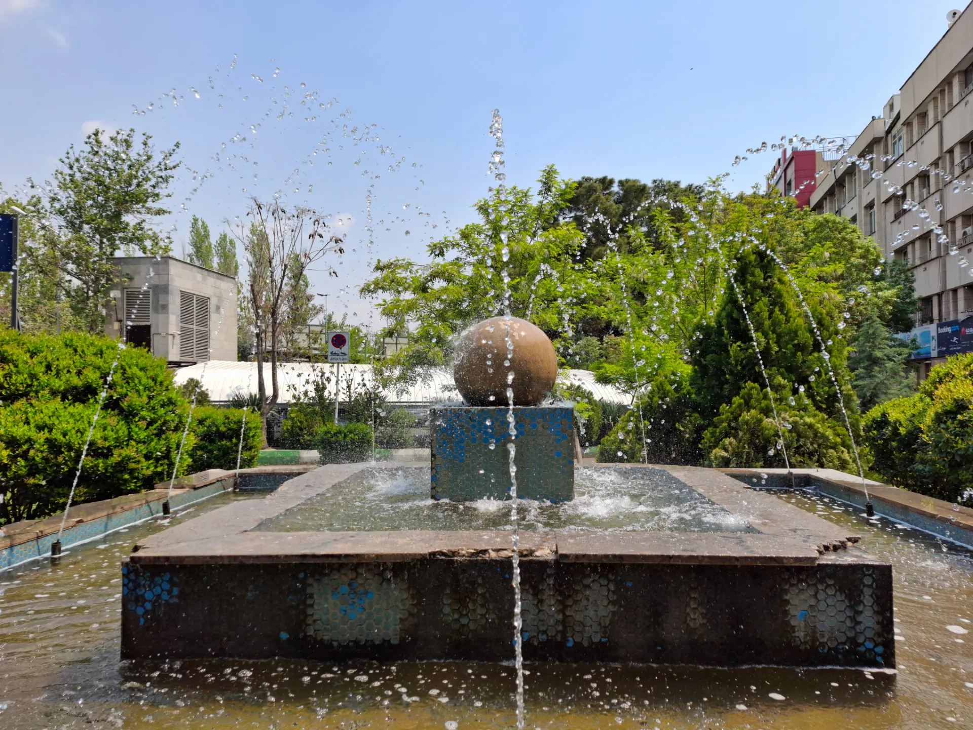 حوض آب در یک پارک تهران