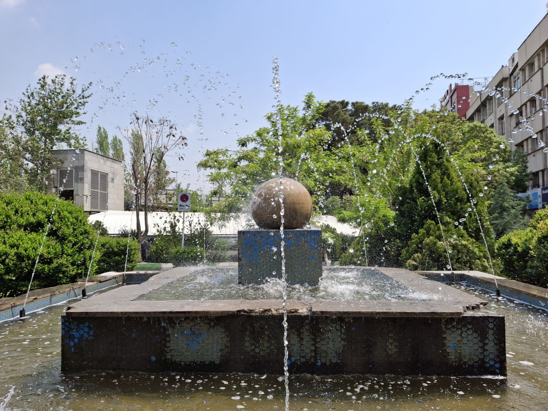 عکاسی از یک حوض و آب‌فشان در نور روز با دوربین گلکسی A35