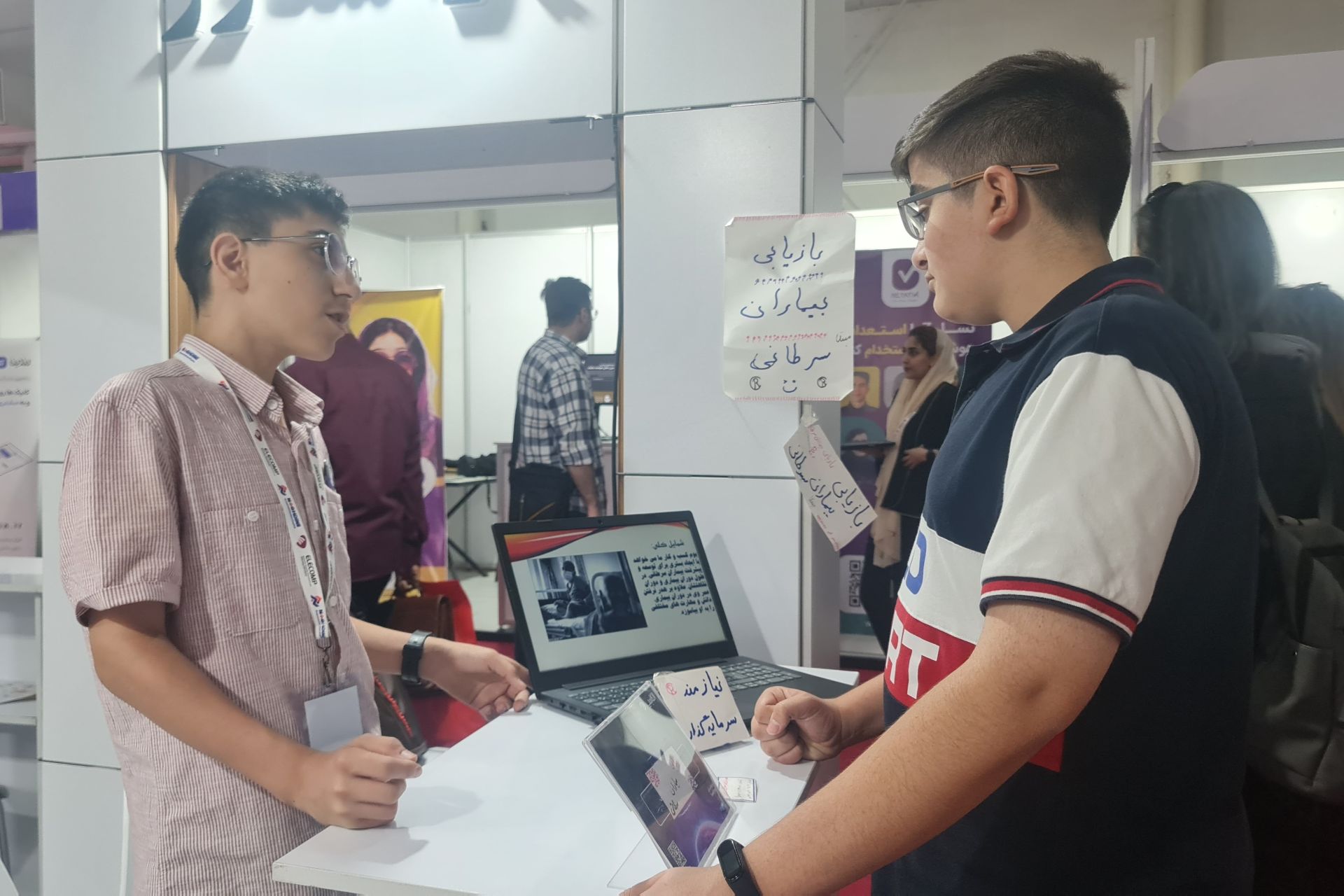 دو نوجوان در غرفه تینو استارز الکامپ