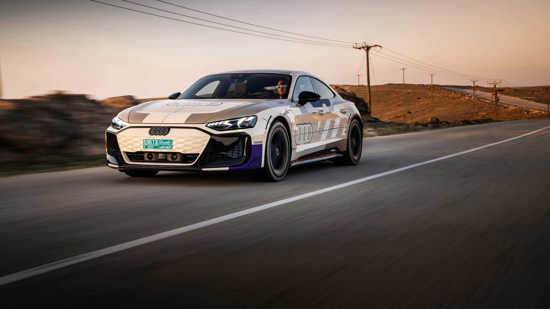 نمای سه‌چهارم جلو خودرو آئودی E-Tron GT Performance درحال حرکت