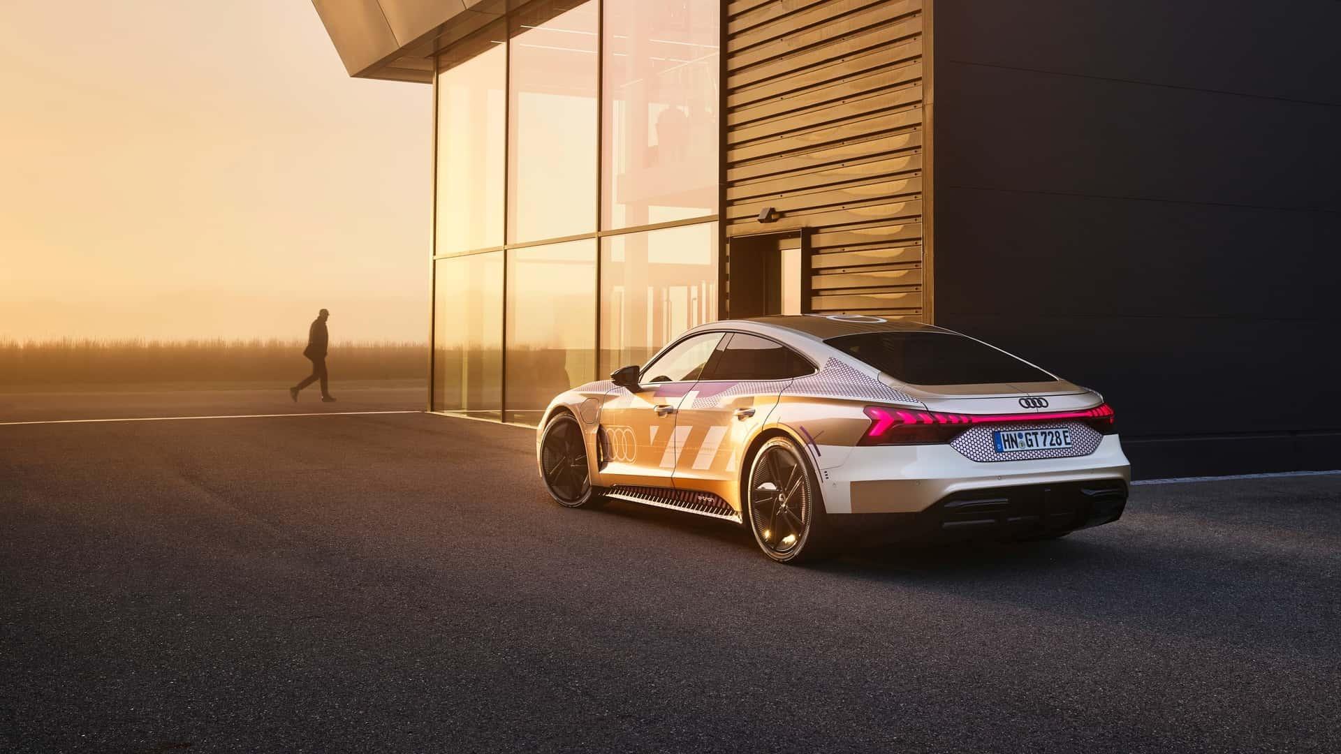 نمای سه‌چهارم عقب خودرو آئودی E-Tron GT Performance