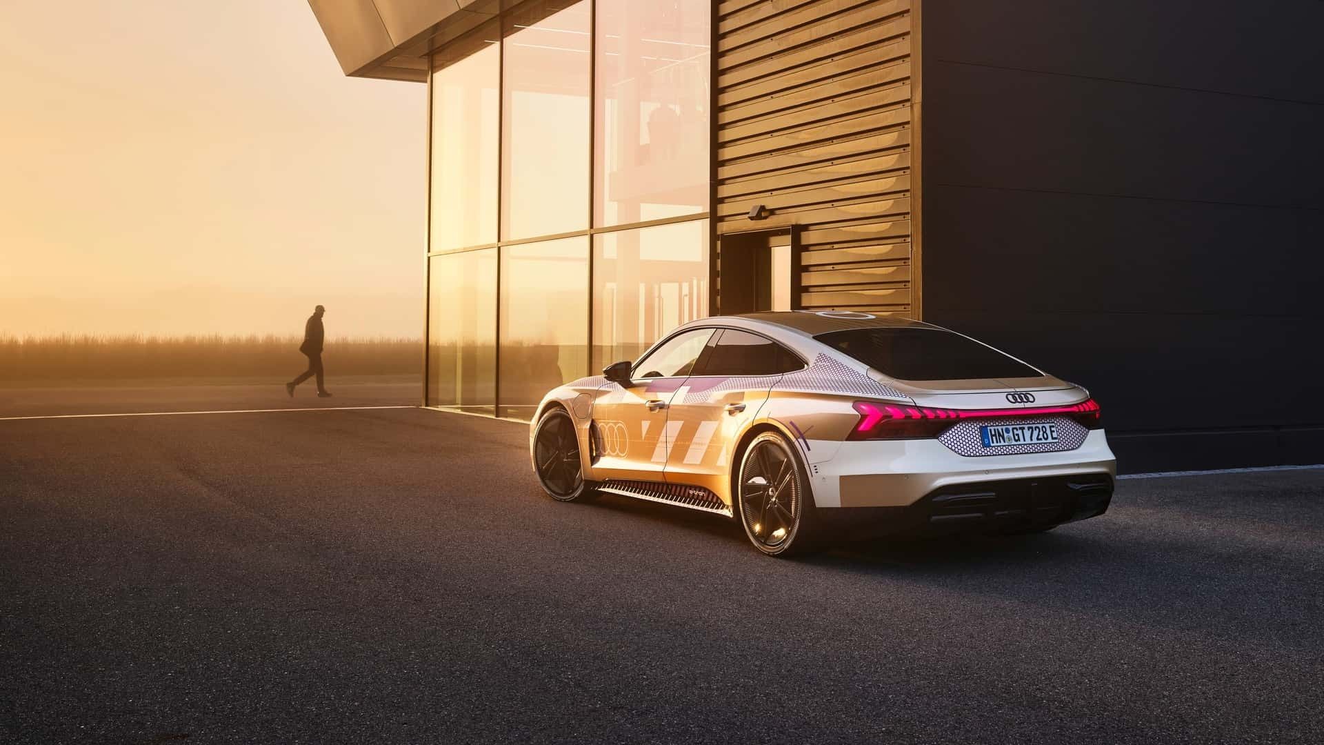 نمای سه‌چهارم عقب خودرو آئودی E-Tron GT Performance