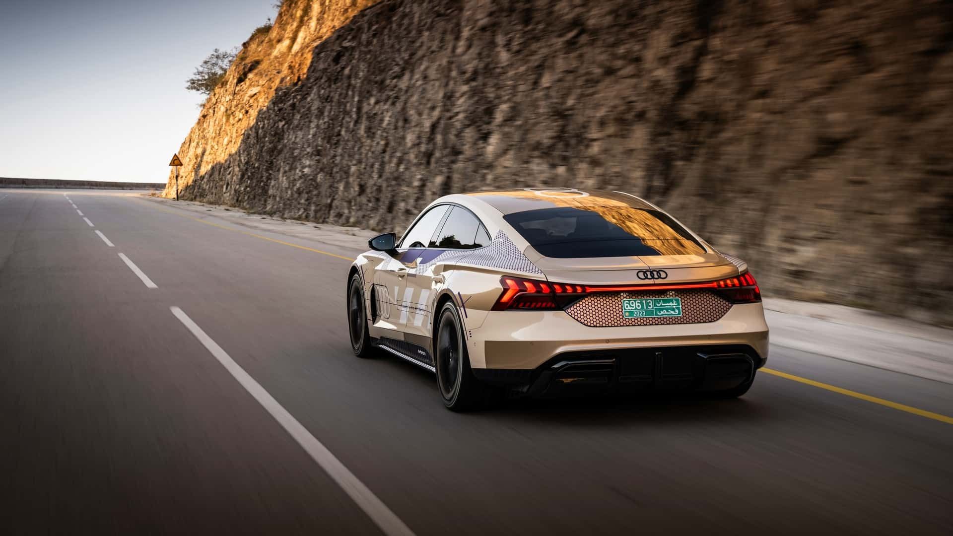 نمای عقب خودرو آئودی E-Tron GT Performance