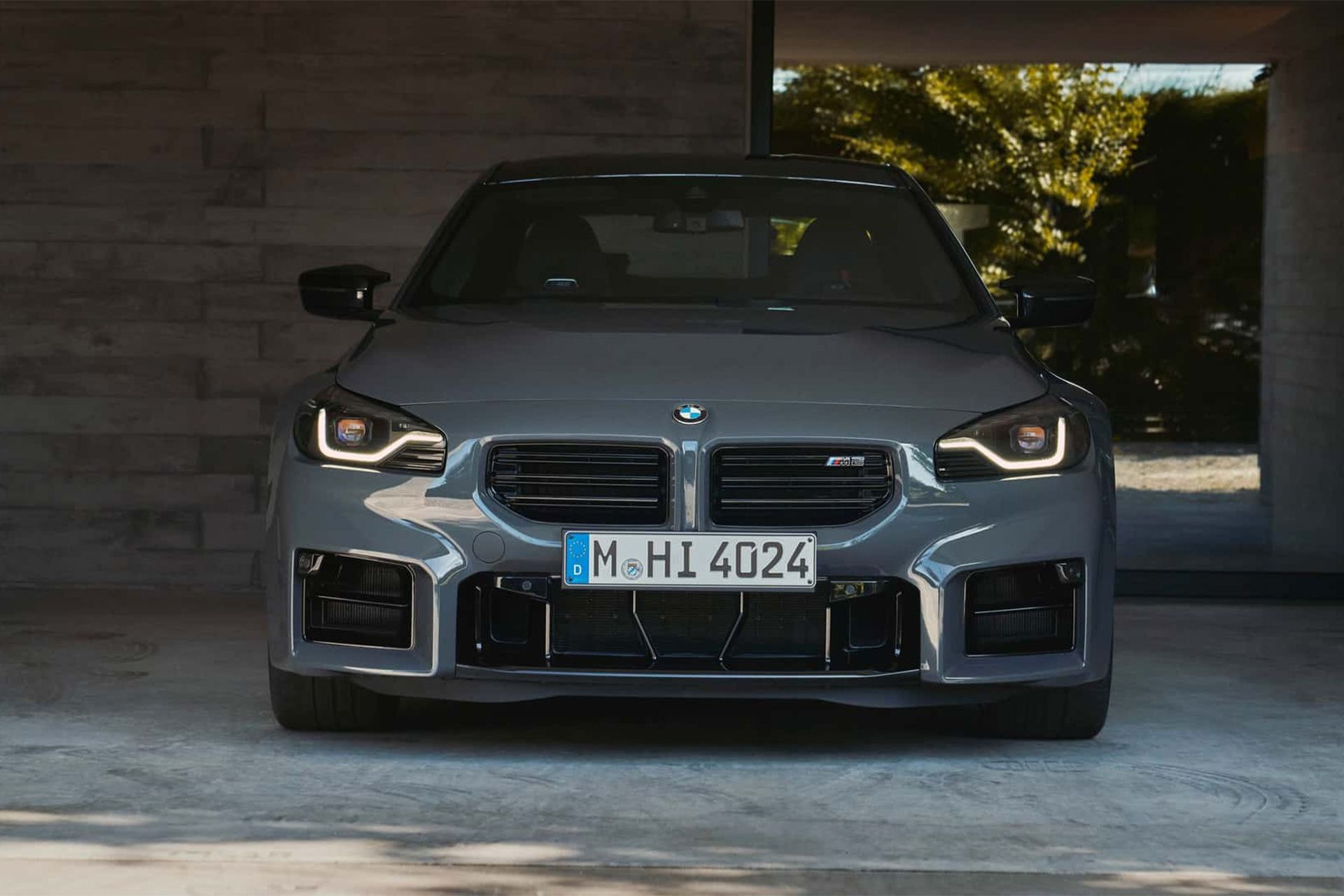 نمای جلویی خودرو BMW M2 2025