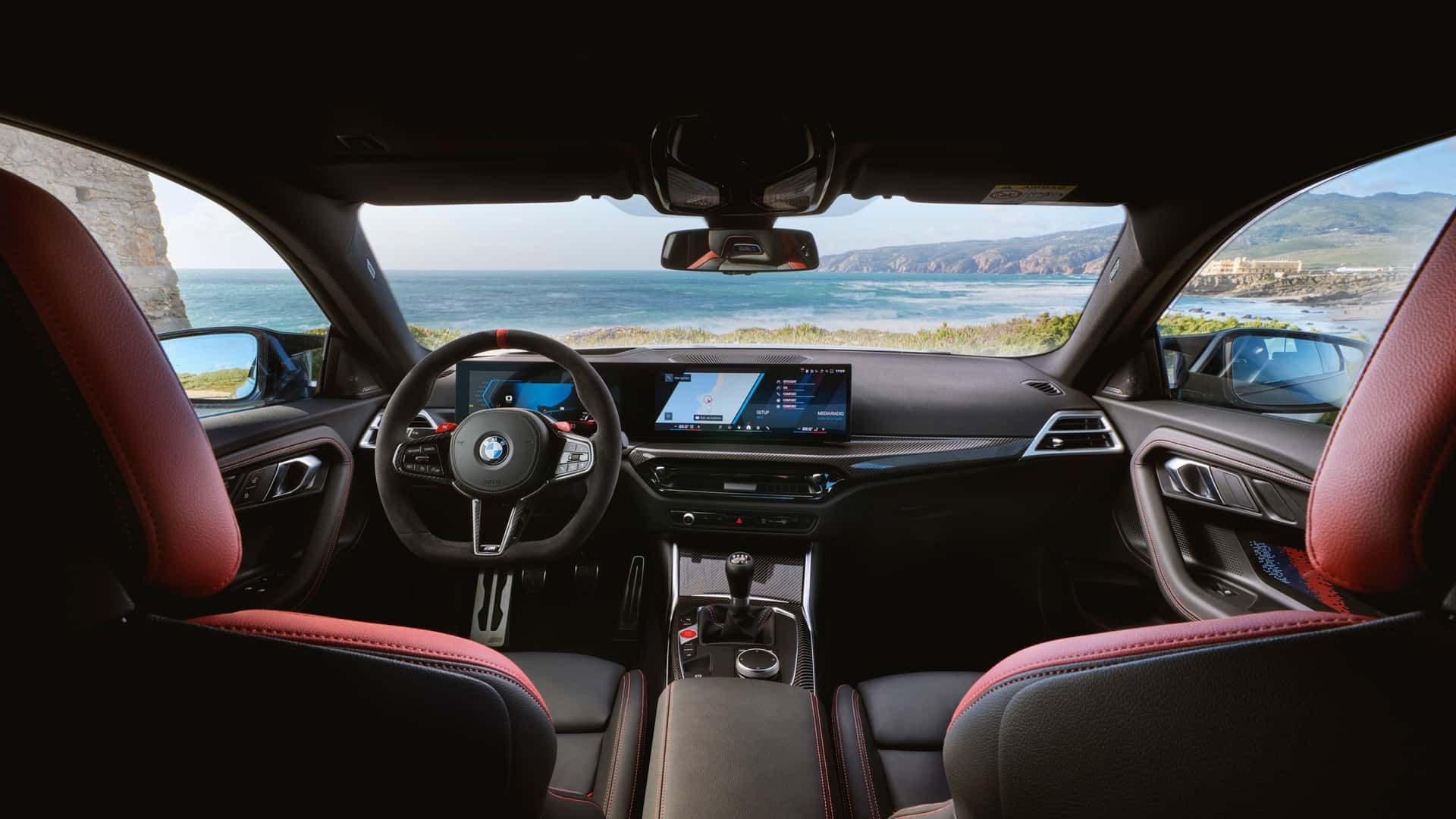 نمای داخلی خودرو BMW M2 2025