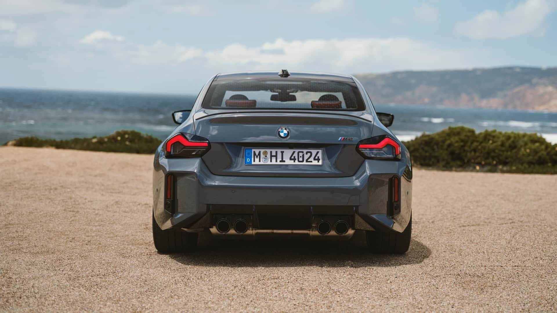 نمای عقب خودرو BMW M2 2025