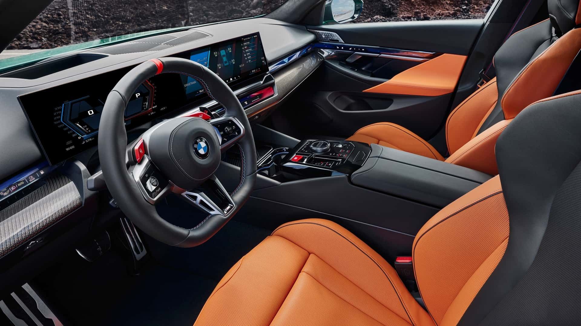 نمای داخلی خودرو BMW M5 2025