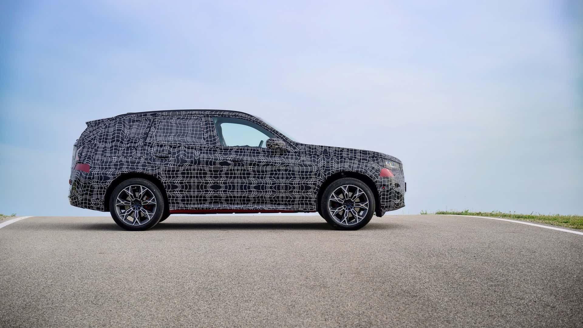 نمای جانبی نمونه‌ی آزمایشی و استتارشده‌ی خودرو BMW X3 2025 
