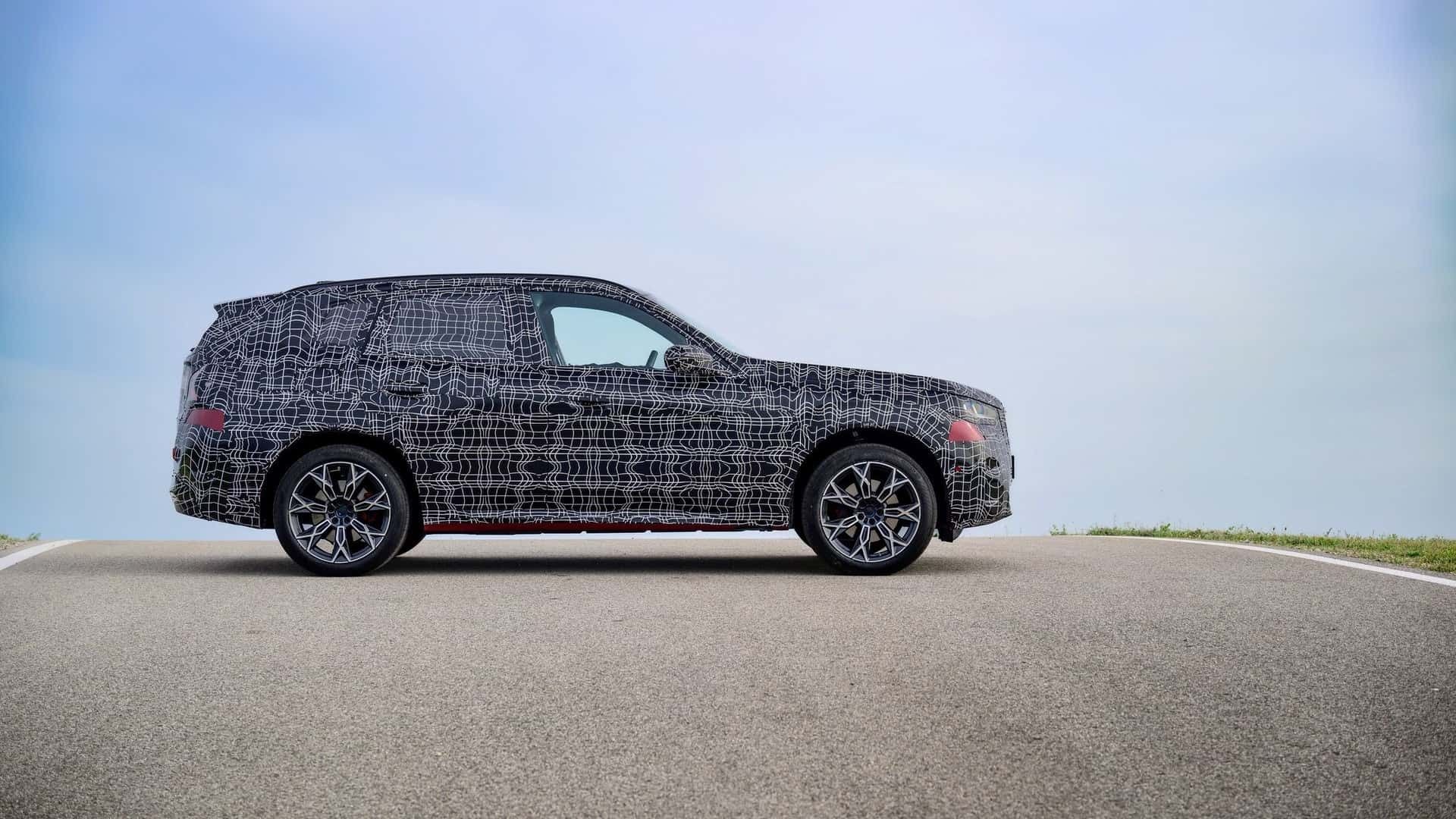 نمای جانبی نمونه‌ی آزمایشی و استتارشده‌ی خودرو BMW X3 2025 