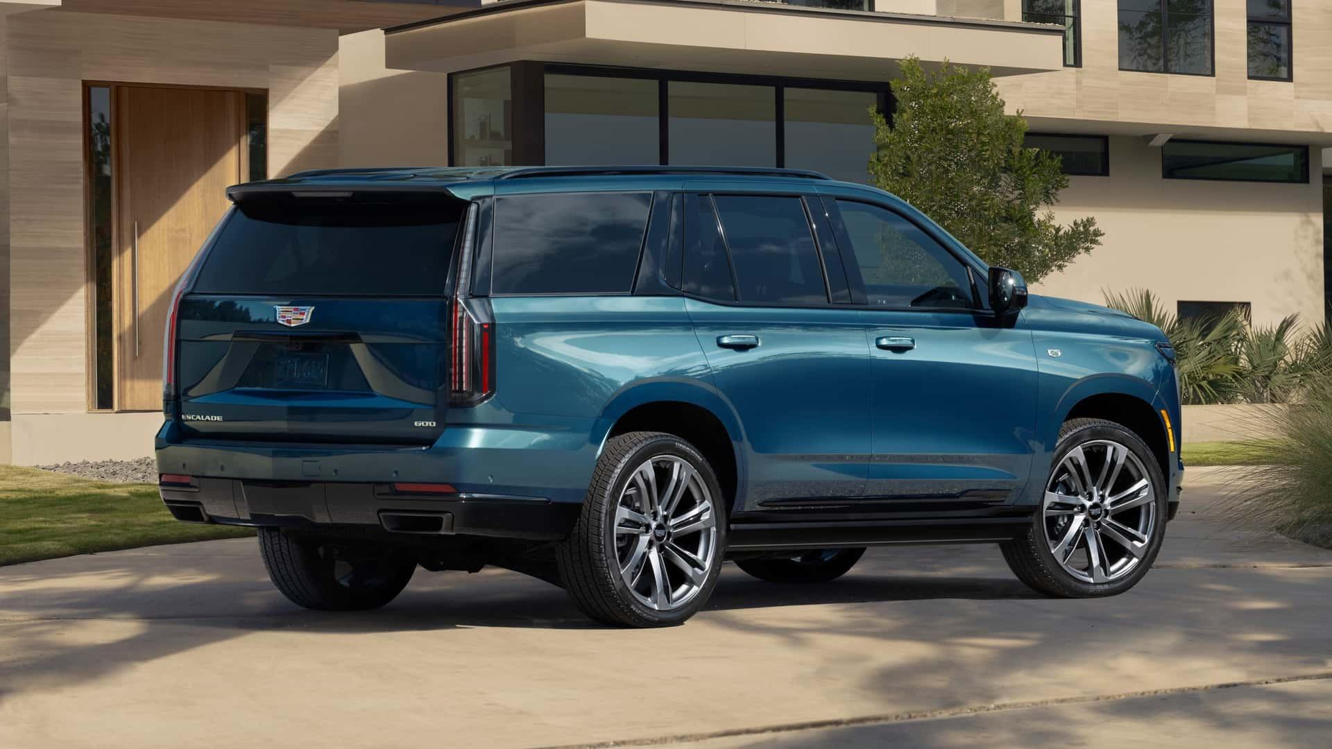 نمای سه‌چهارم عقب خودرو کادیلاک Escalade 2025