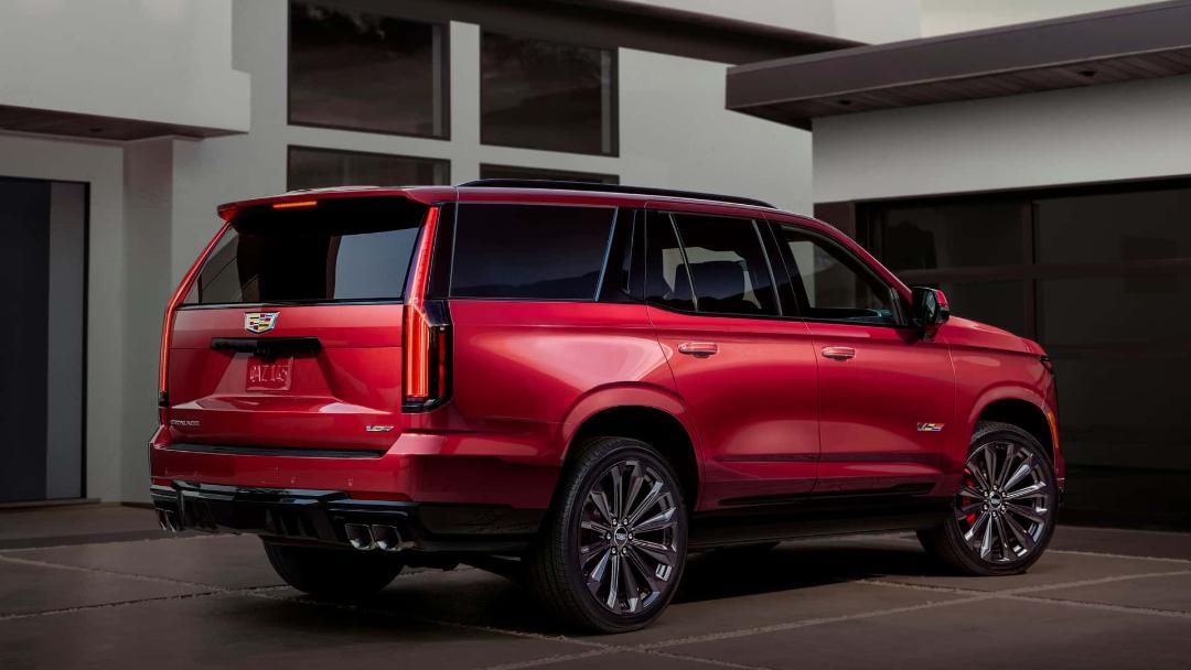 نمای سه‌چهارم عقب خودرو کادیلاک Escalade V 2025