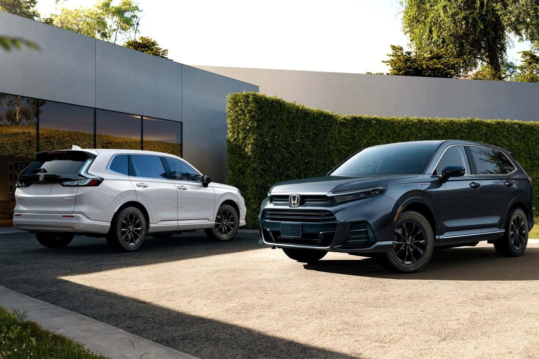 خودرو هوندا CR-V e:FCEV از نمای جلو و عقب در فضای باز در رنگ‌های سفید و مشکی