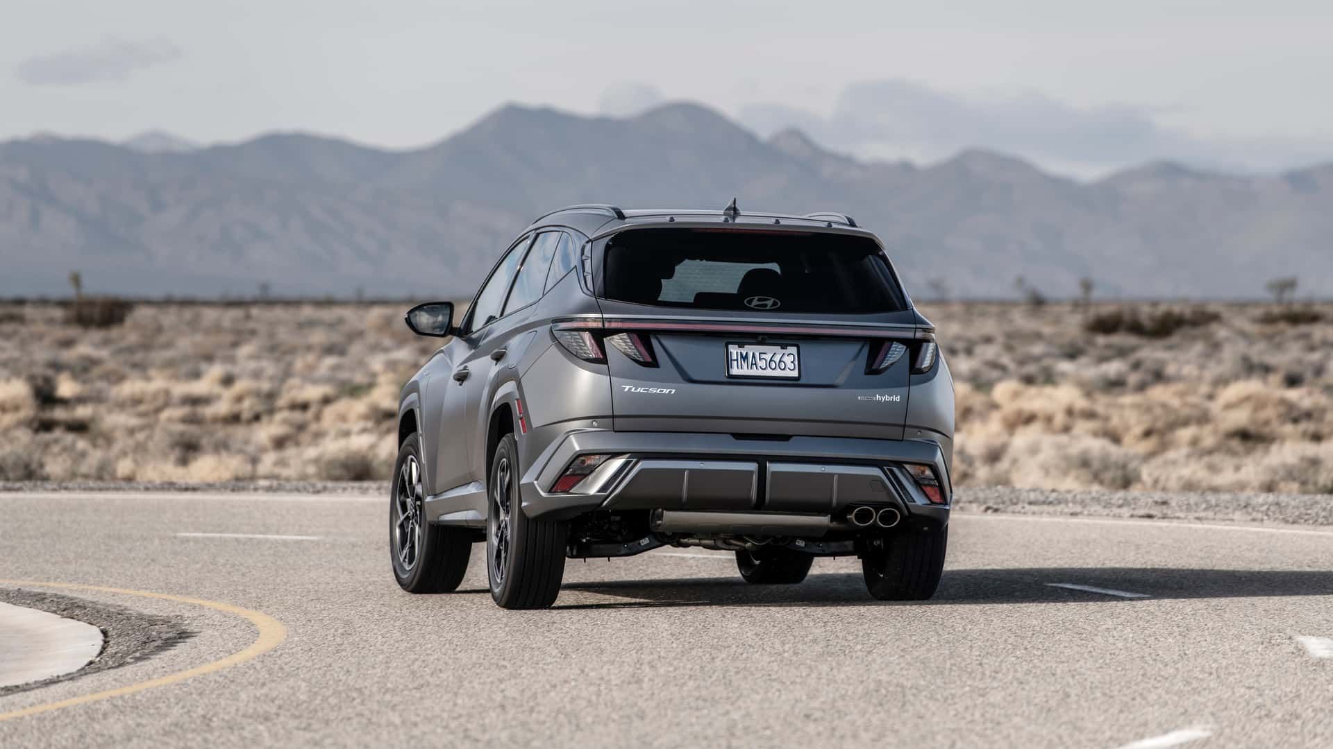 خودروی هیوندای توسان ۲۰۲۵ نمای پشت در جاده