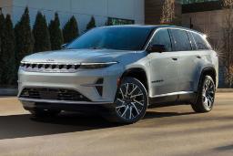 نمای سه رخ جلو جیپ Wagoneer S Limited مدل ۲۰۲۵